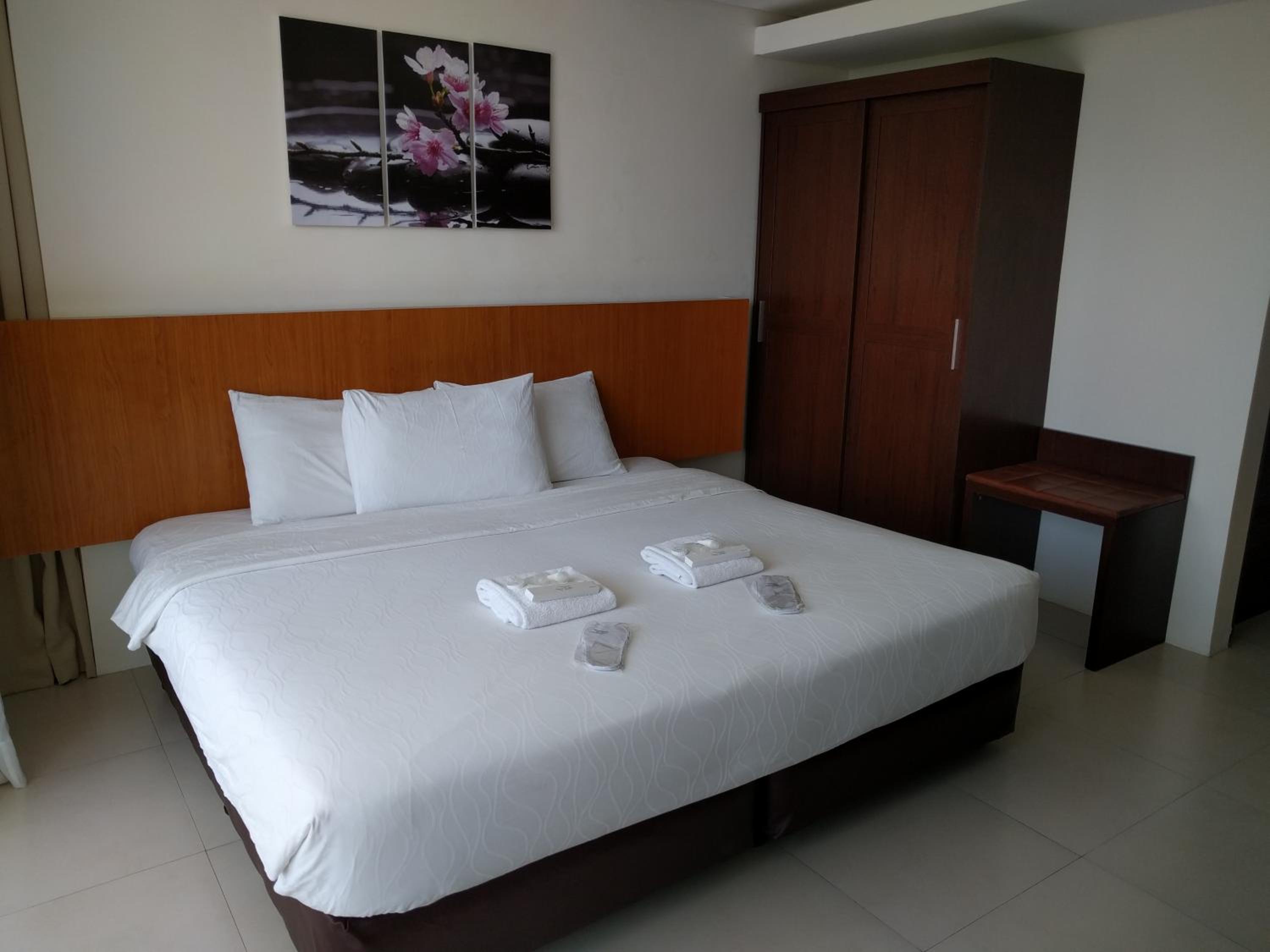 Deluxe Double or Twin Room with Pool View - Photo 1