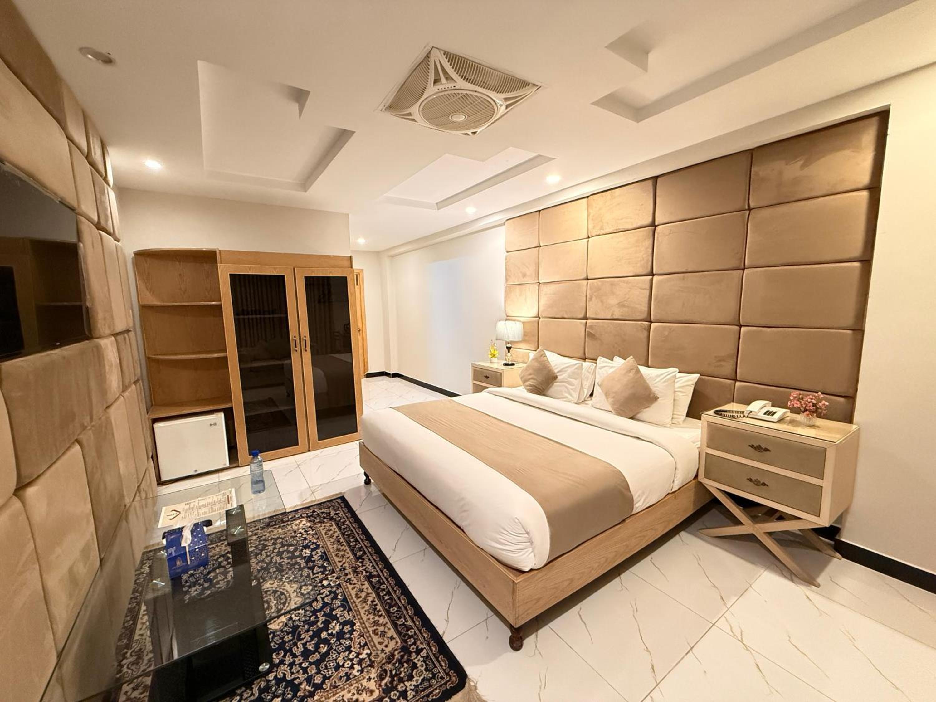 Standard Queen Room