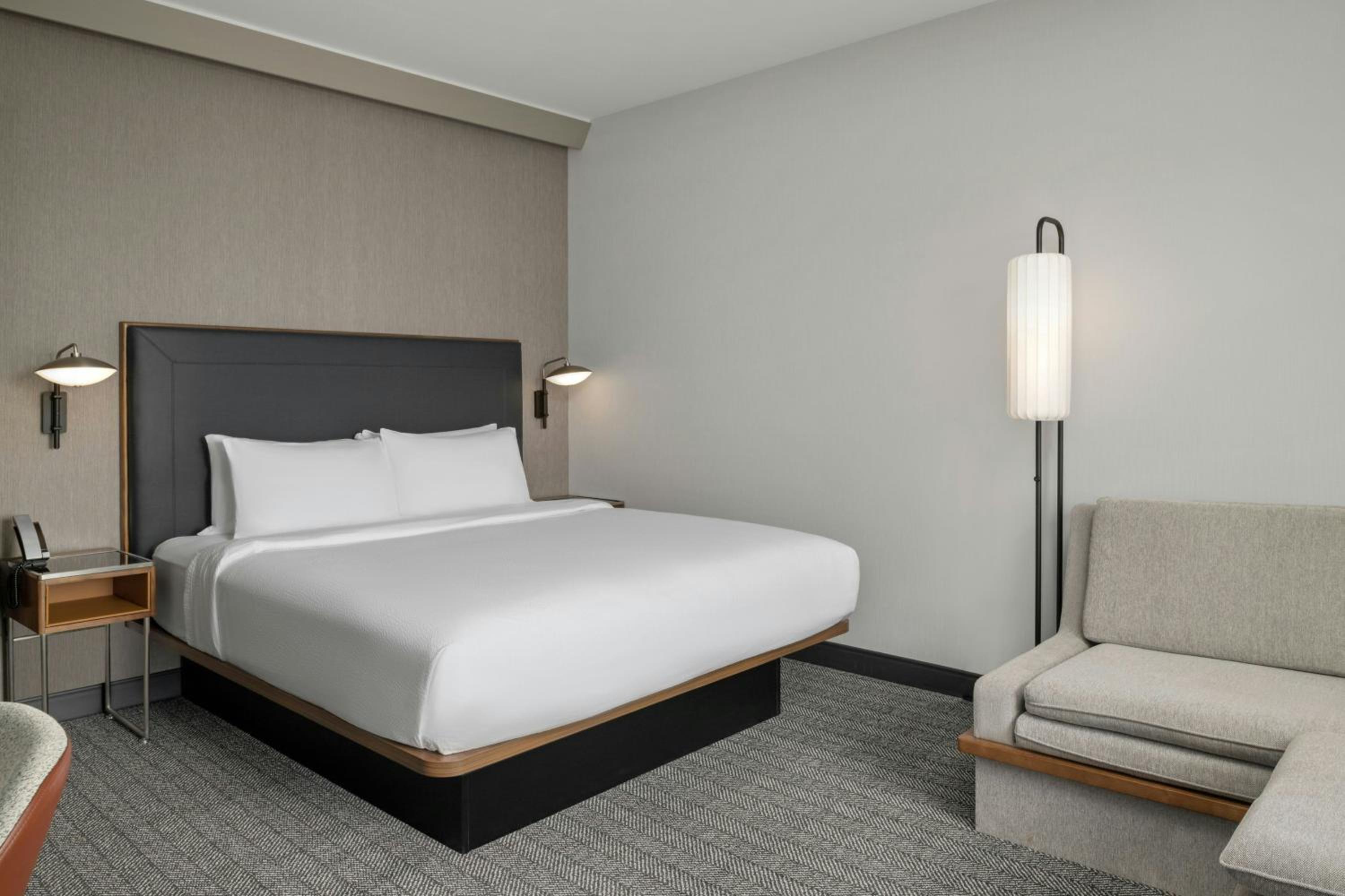 Standard King Room with Sofa Bed - Photo 1