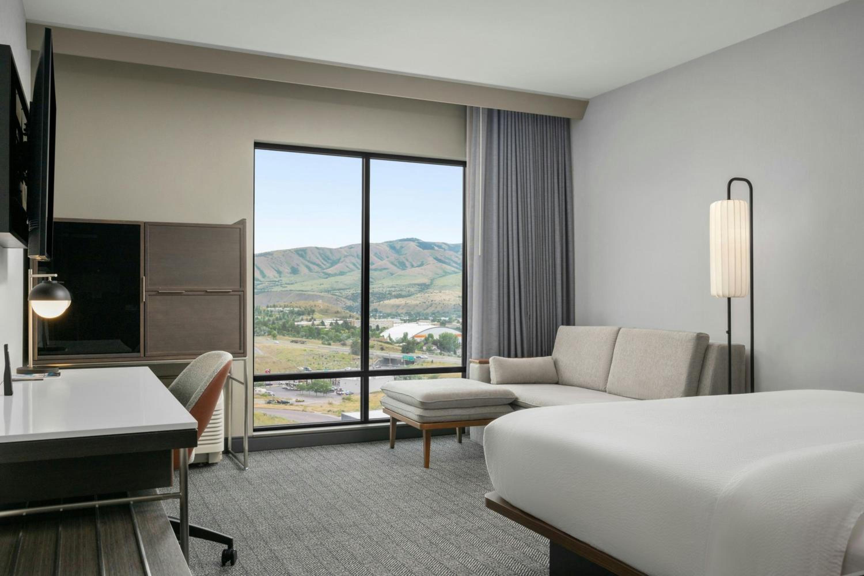 Standard King Room with Sofa Bed - Photo 2