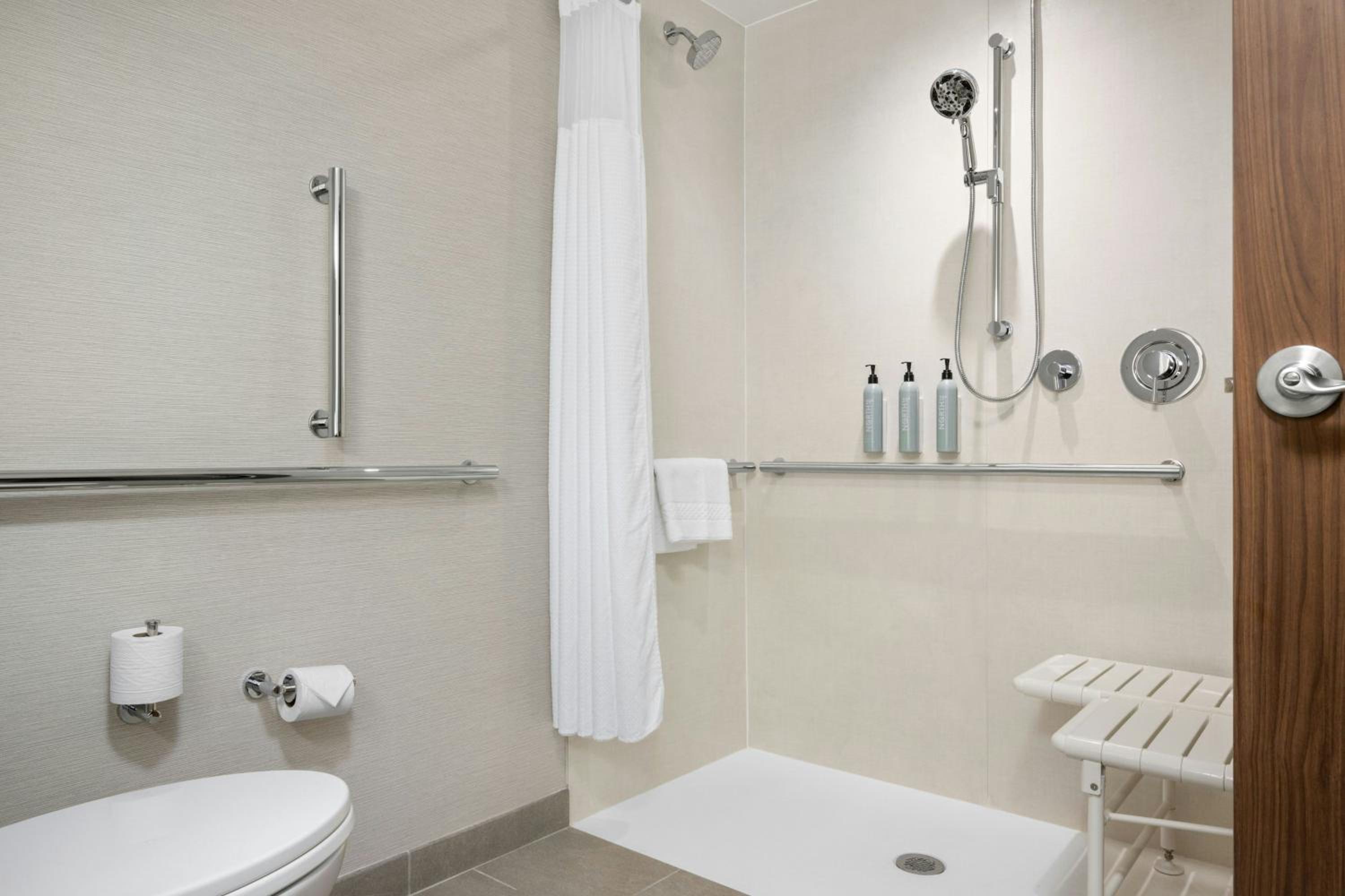 Standard Queen Room with Two Queen Beds - Hearing Accessible - Photo 3