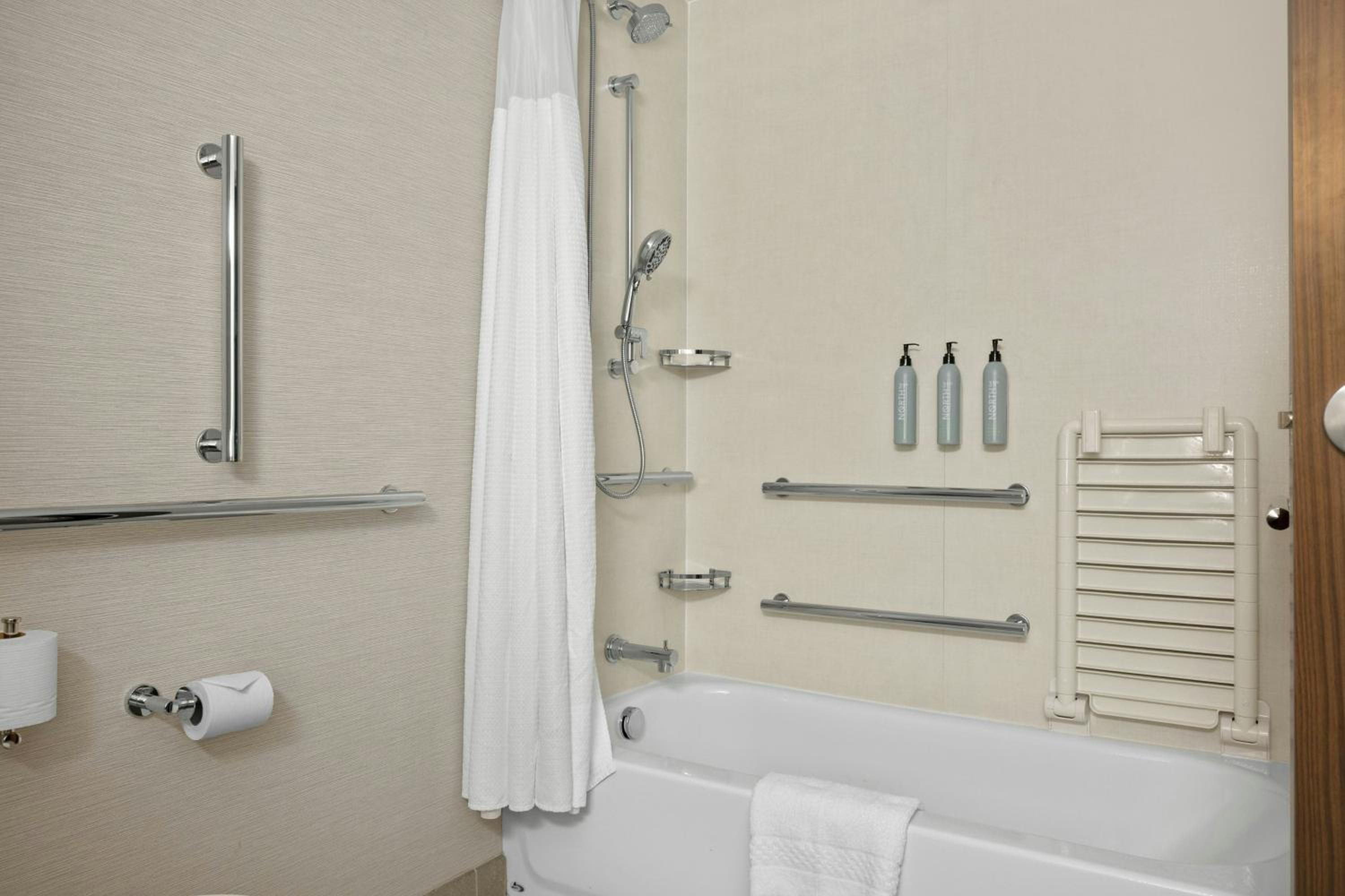Standard Queen Room with Two Queen Beds - Hearing Accessible - Photo 4