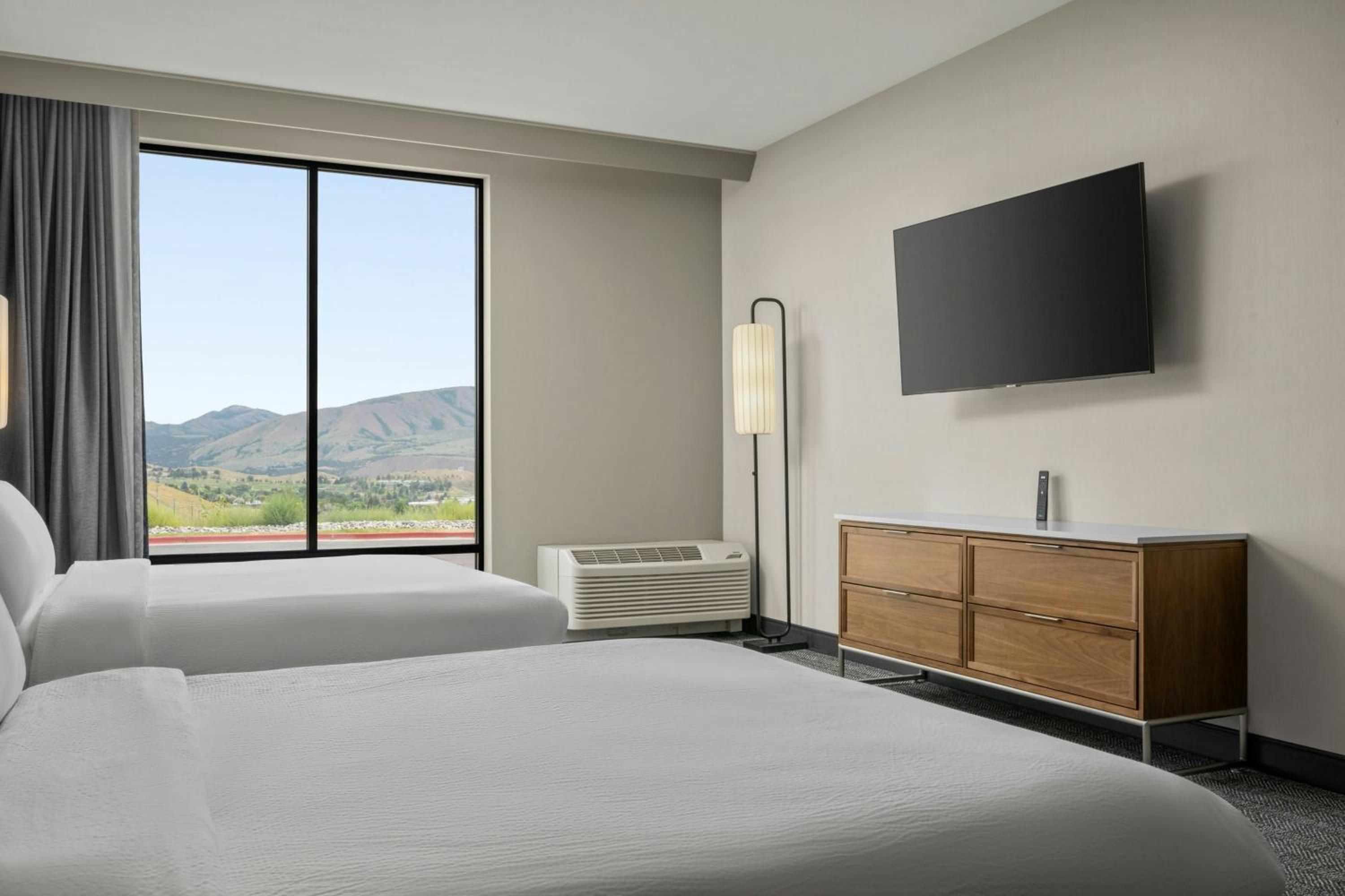Standard Queen Room with Two Queen Beds - Hearing Accessible - Photo 2