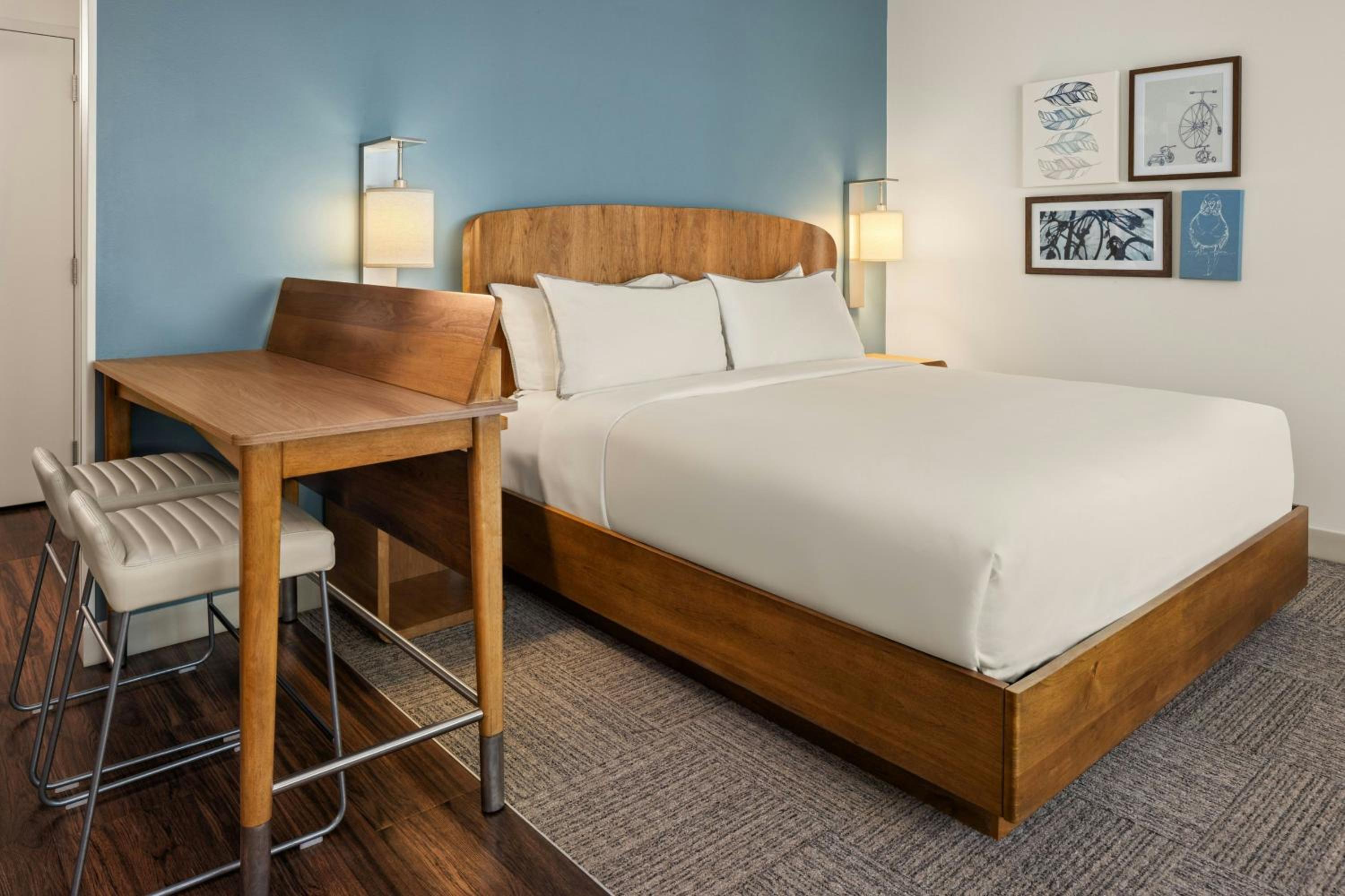 King Studio with Sofa Bed and Roll-in Shower - Mobility Accessible