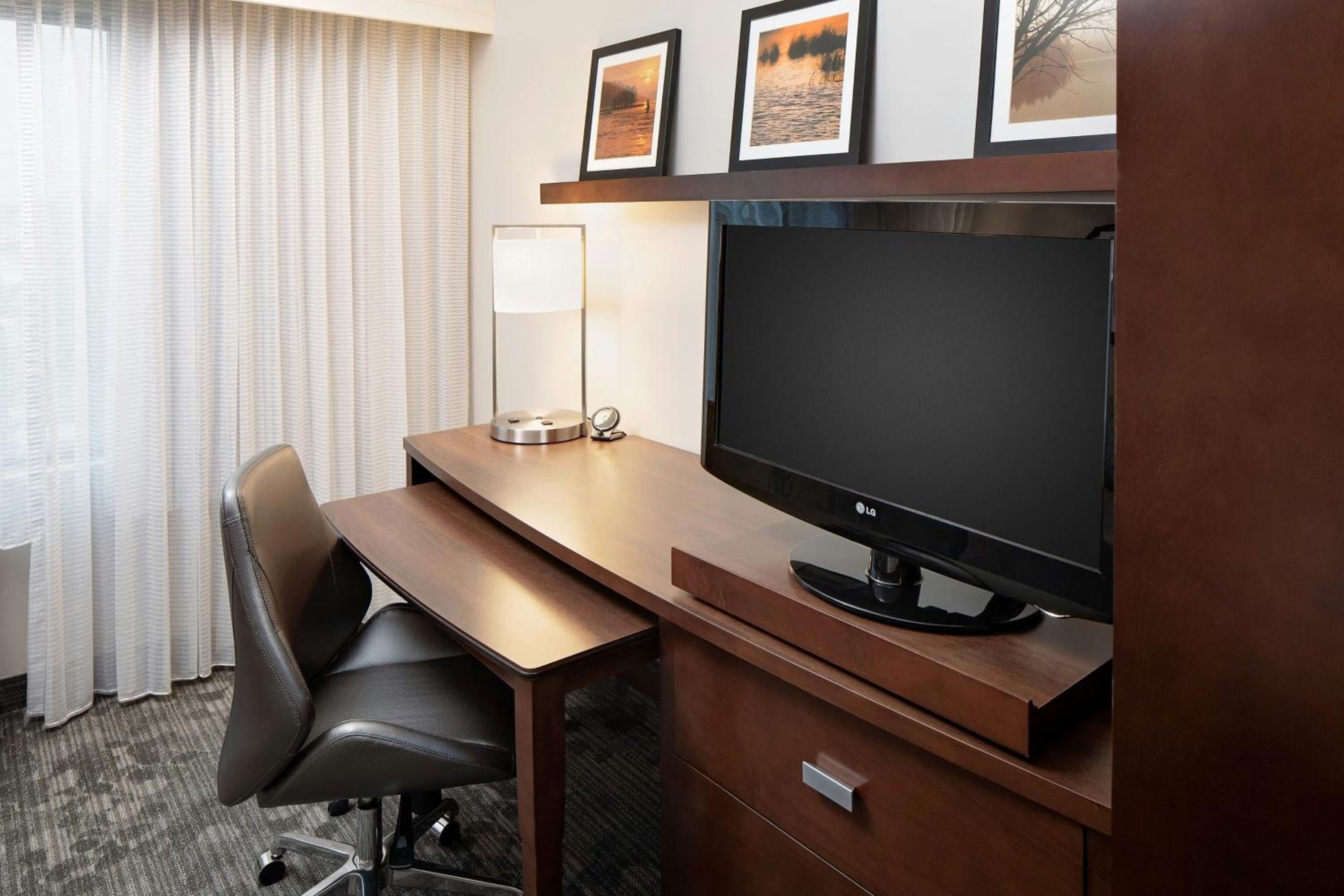 King Room with Sofa Bed - Photo 3
