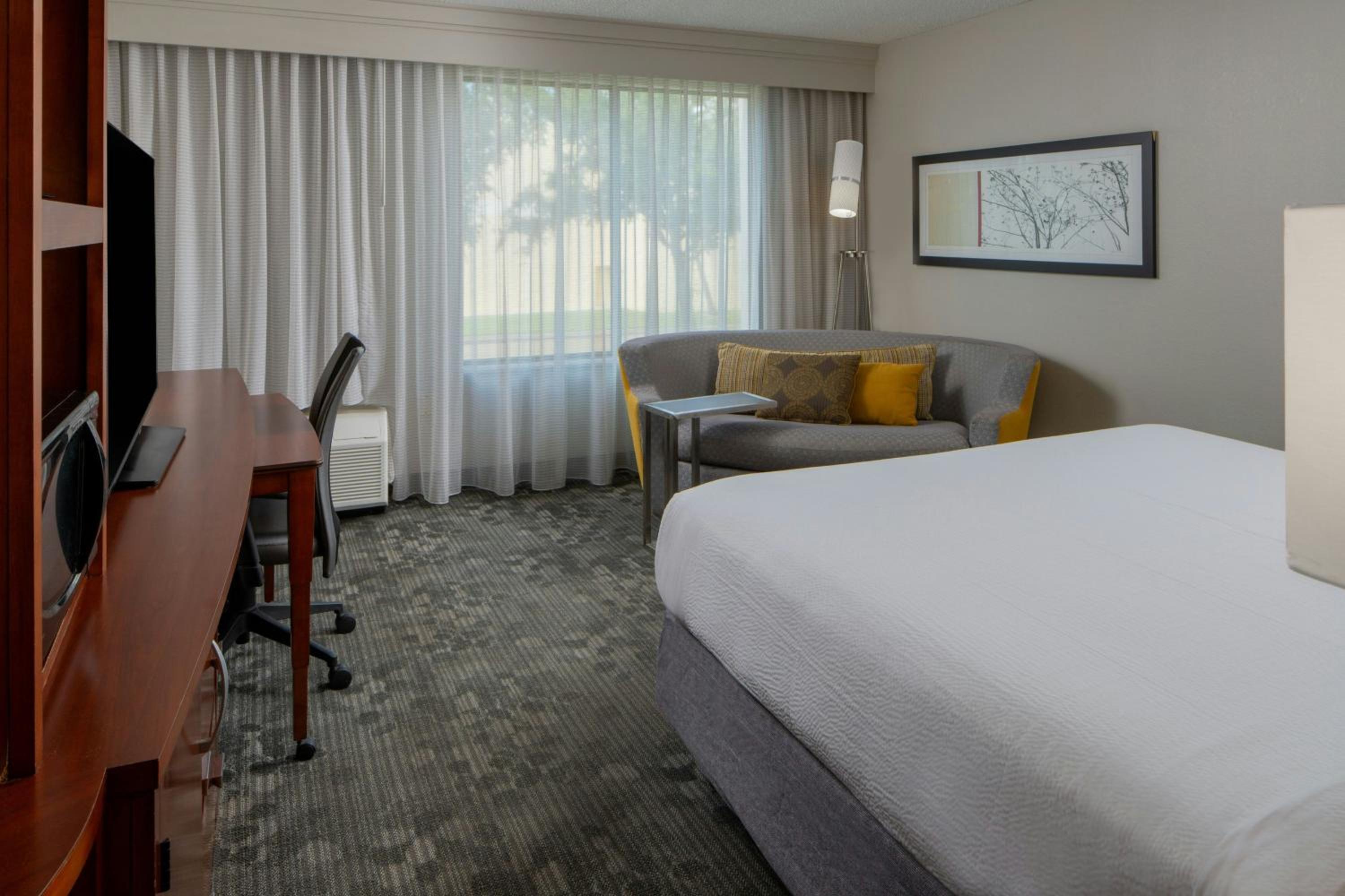 King Room with Sofa Bed - Hearing Accessible photo 2
