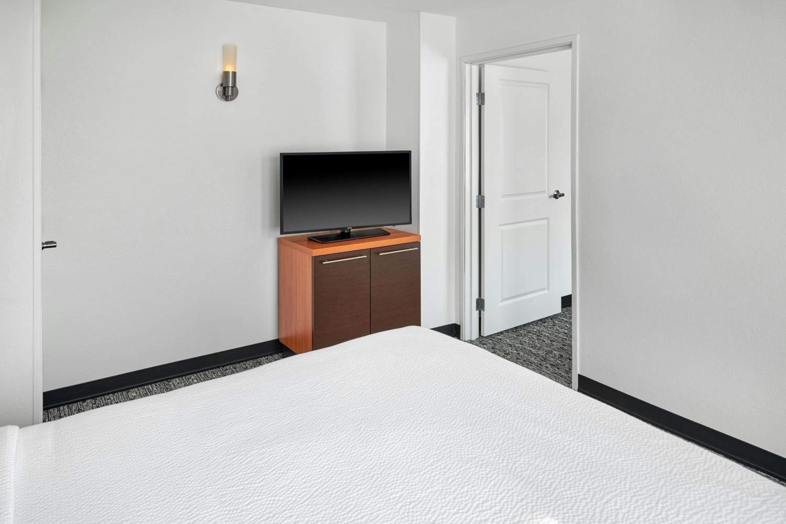 One-Bedroom Queen Suite with Sofa Bed/City View/Tub - Mobility/Hearing Accessible photo 1