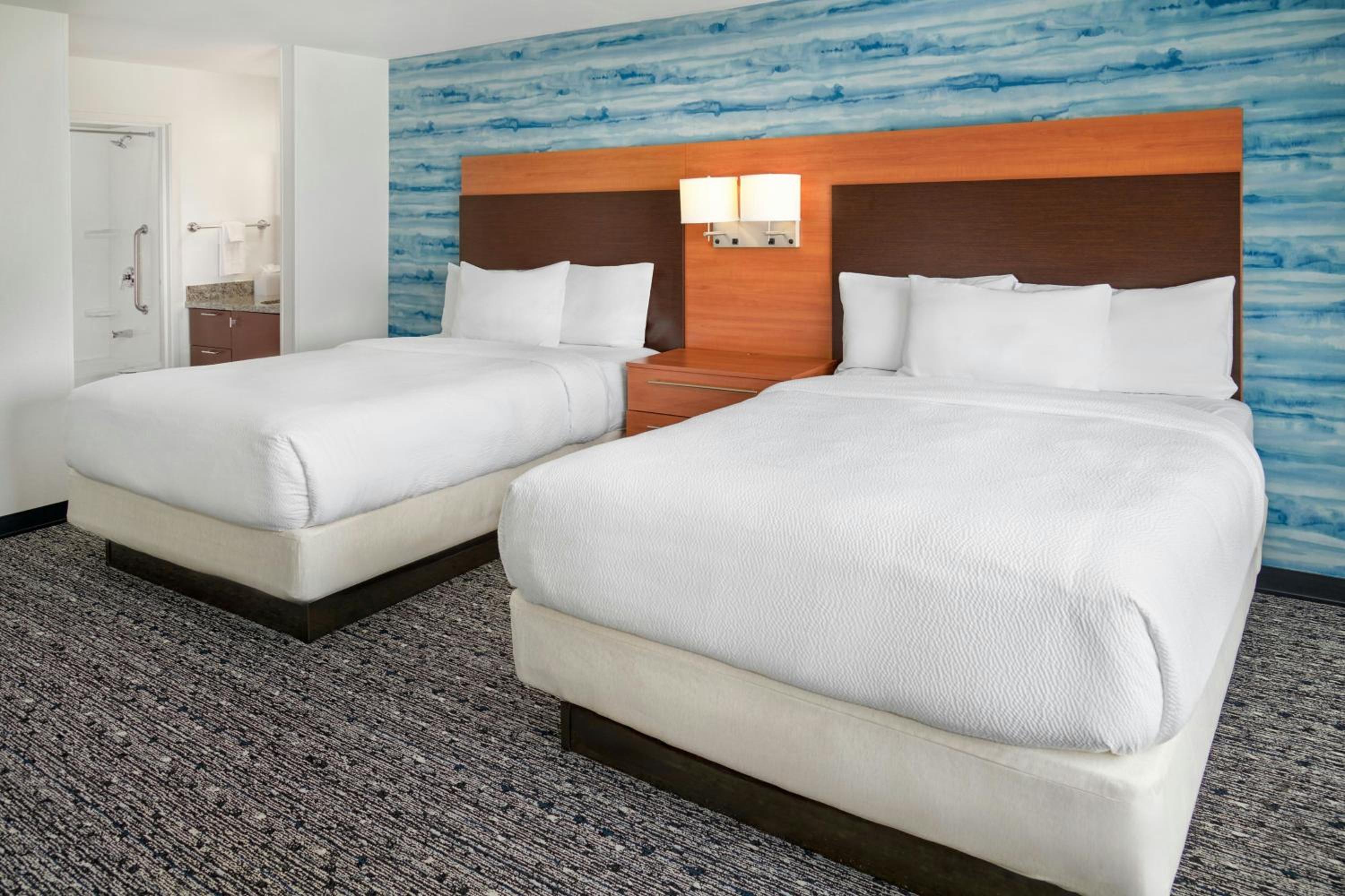 Studio Queen Room with City View and Roll-In Shower - Mobility Accessible photo 3