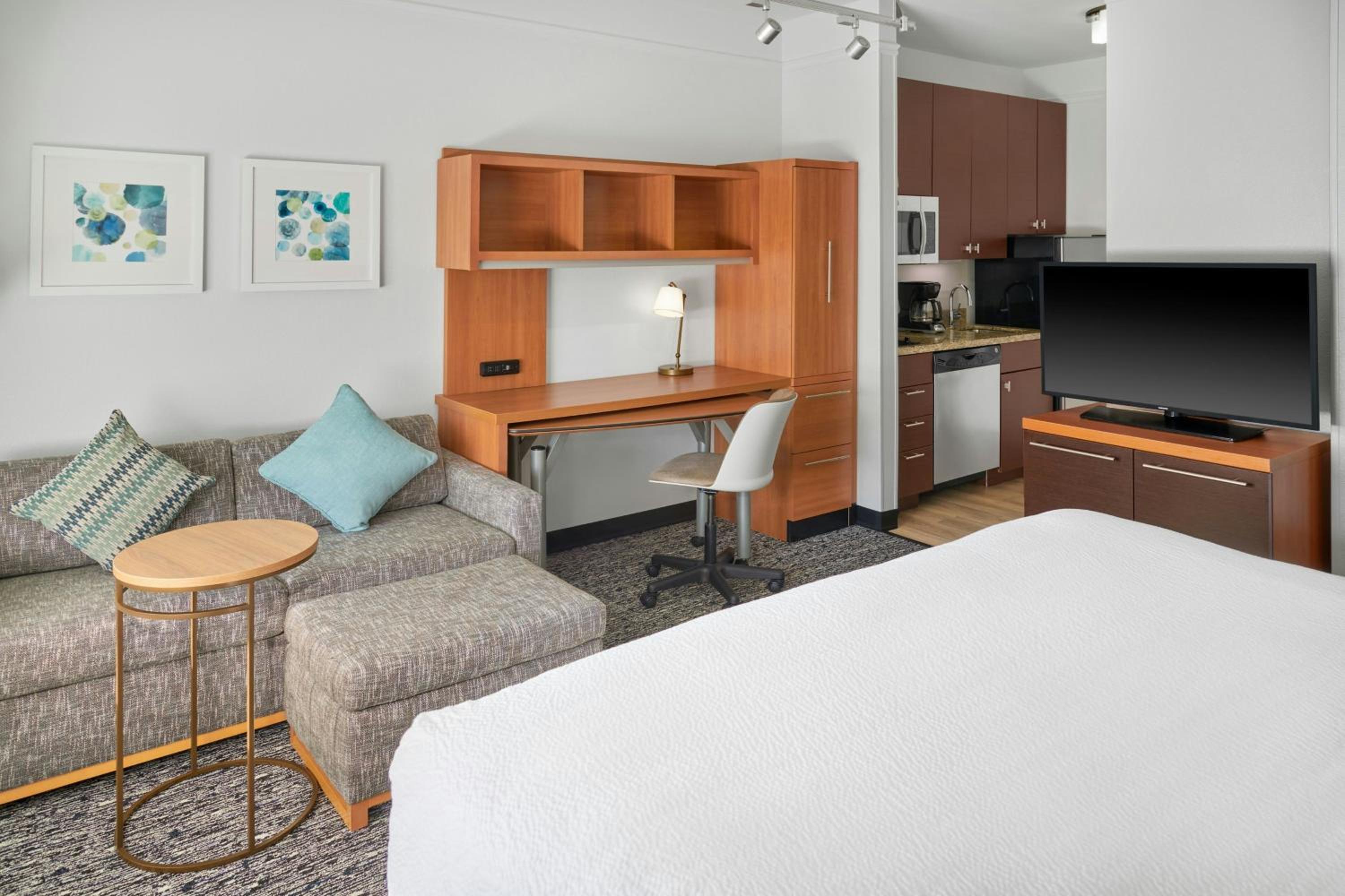King Studio with Sofa Bed and Adapted Tub - Mobility and Hearing Accessible
