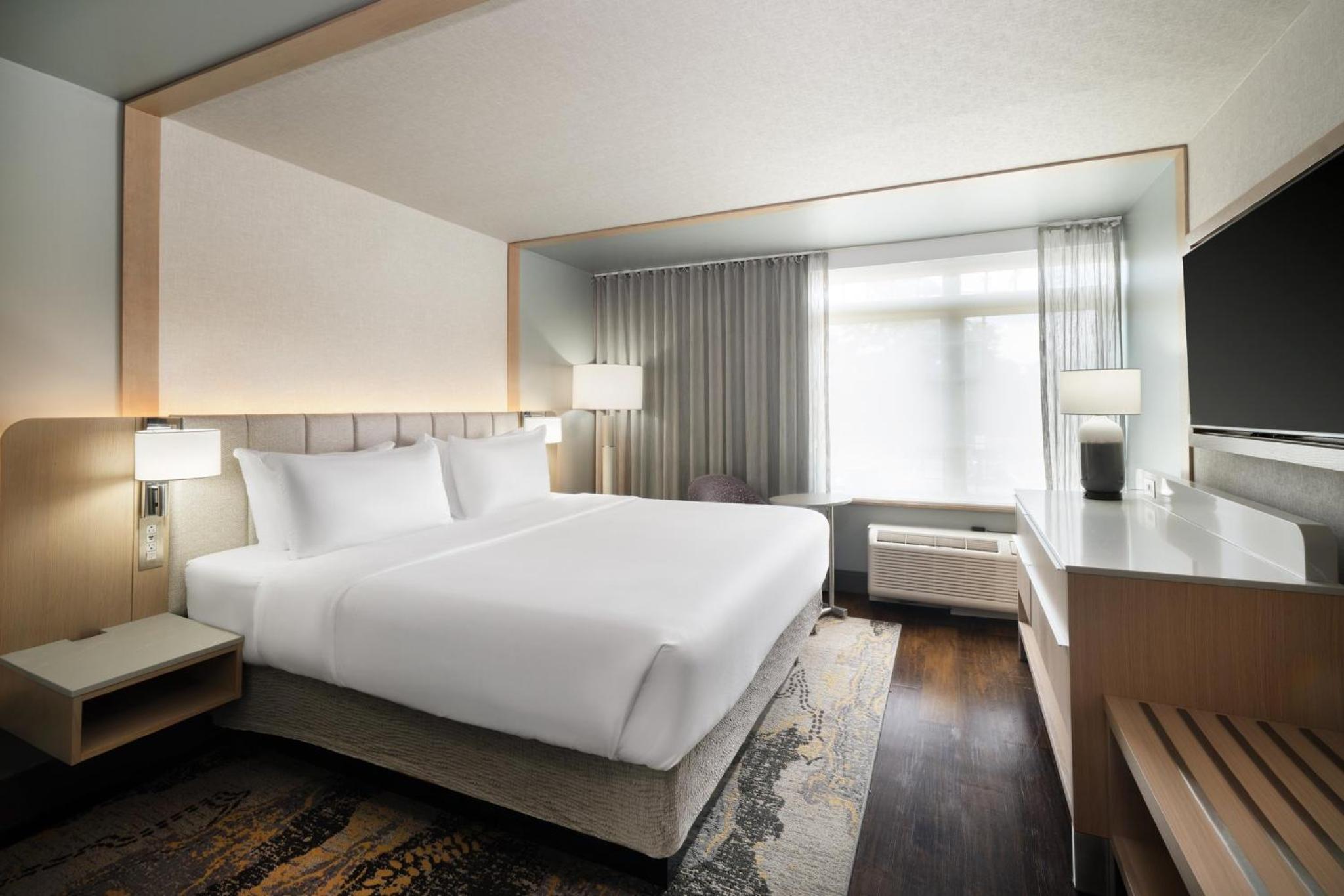 One-Bedroom King Suite with Living Area and Sofa Bed - Photo 4