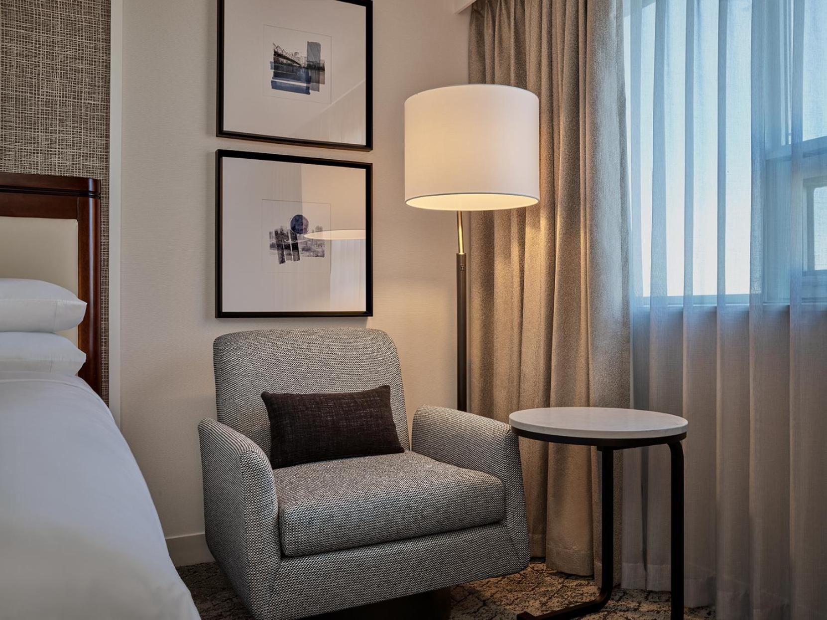 Preferred King Room with Sofa Bed photo 3