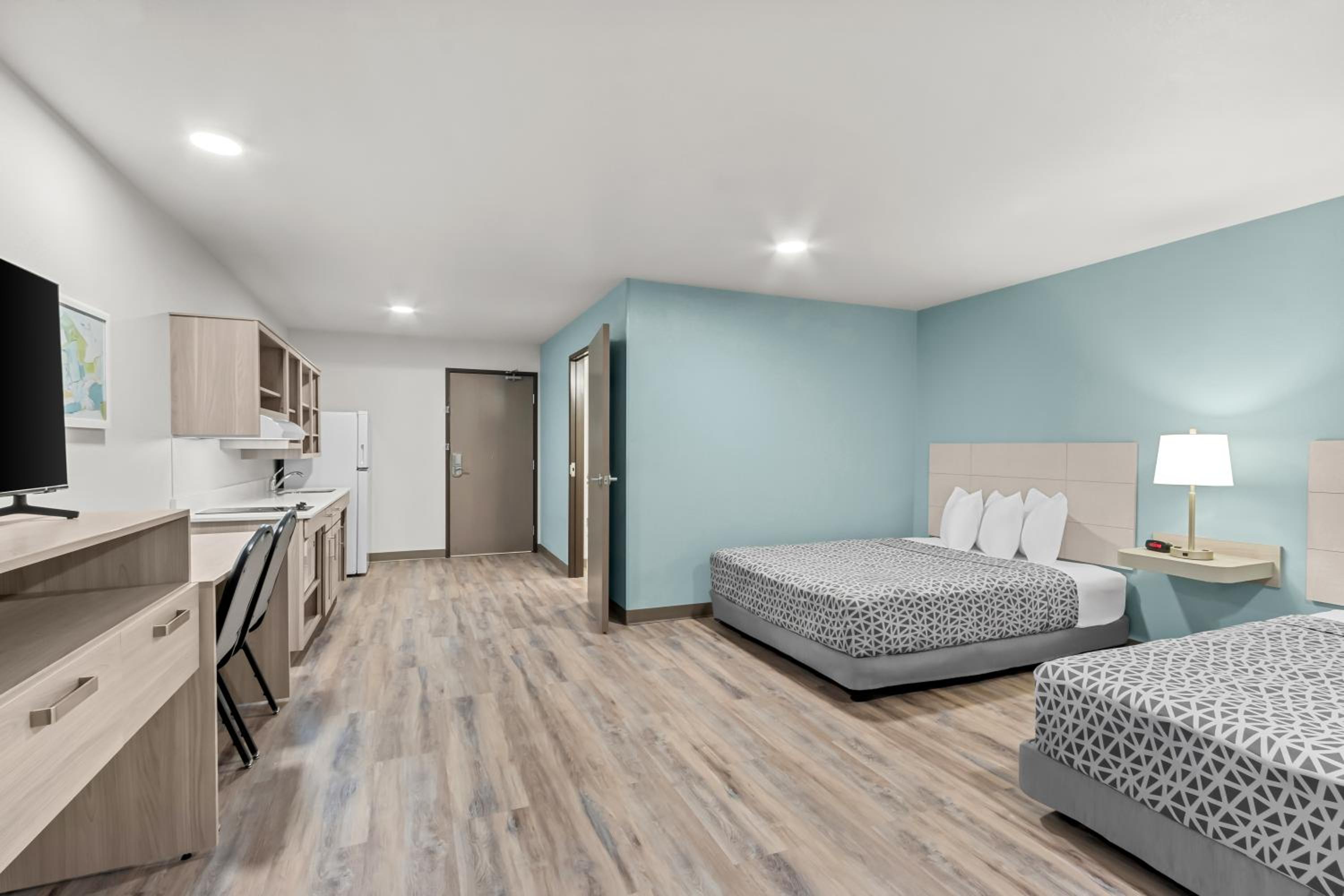 Queen Suite with Two Queen Beds and Tub - Disability Access/Non Smoking