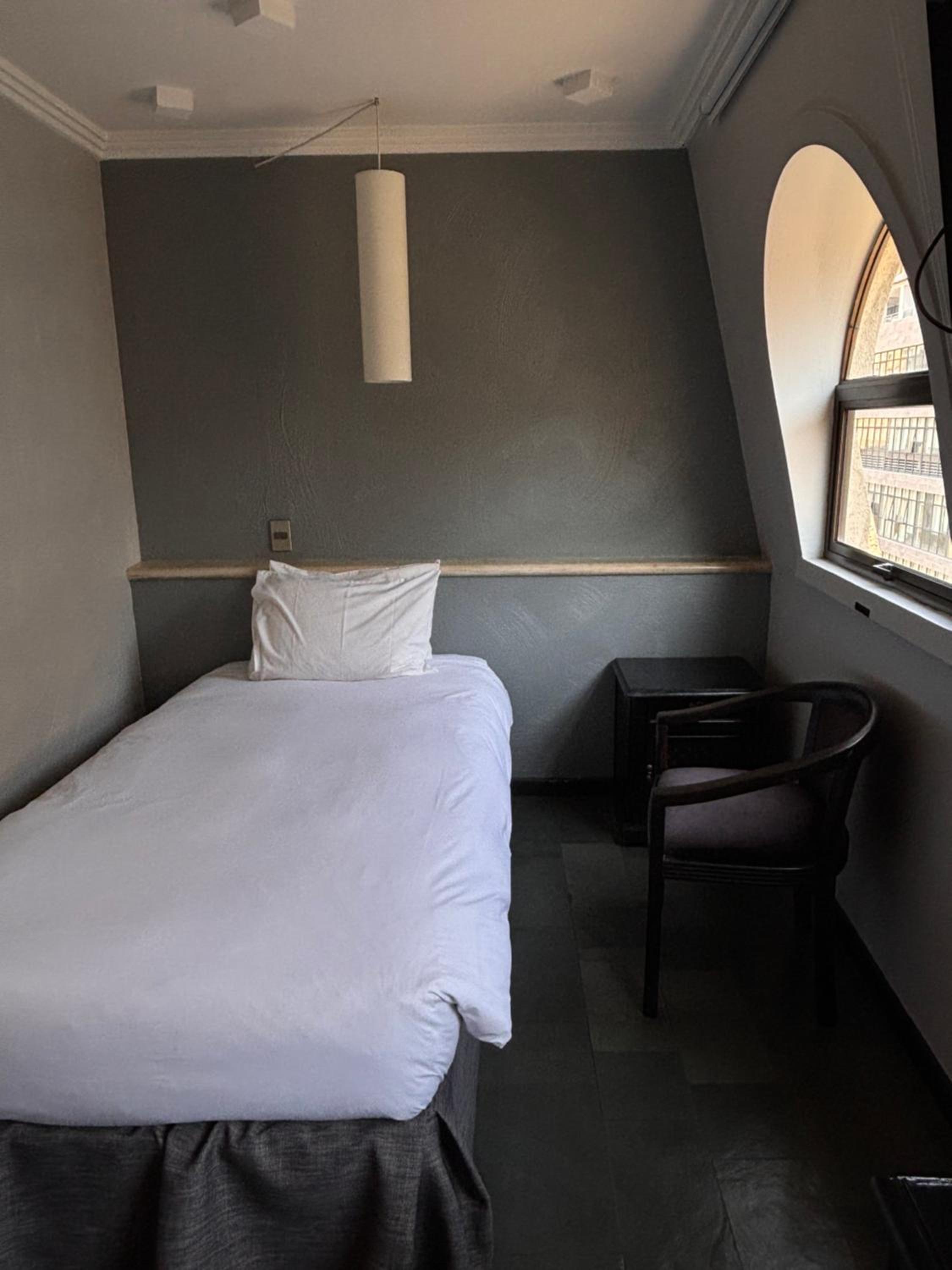 Small Single Room - Photo 2