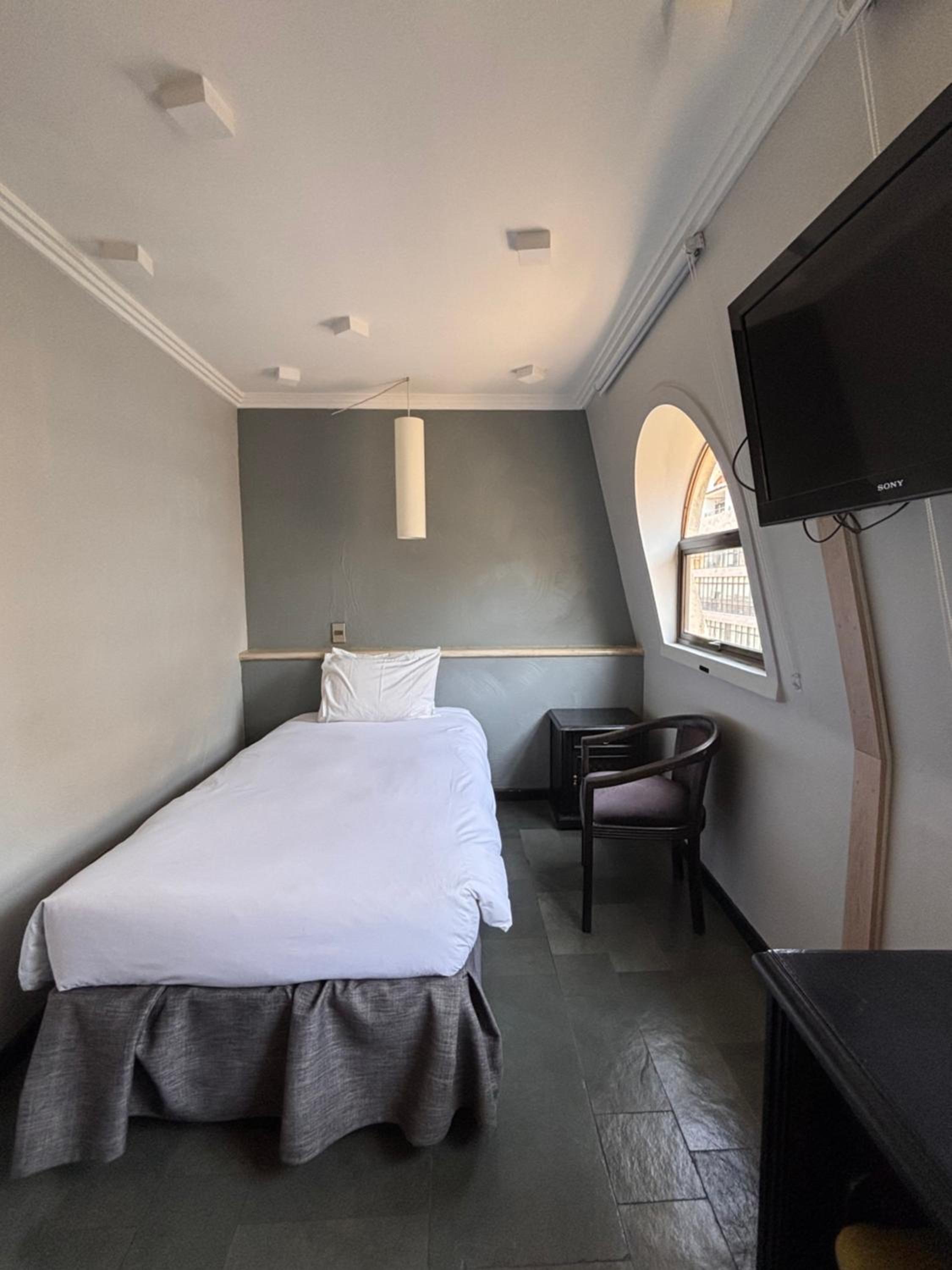 Small Single Room - Photo 4