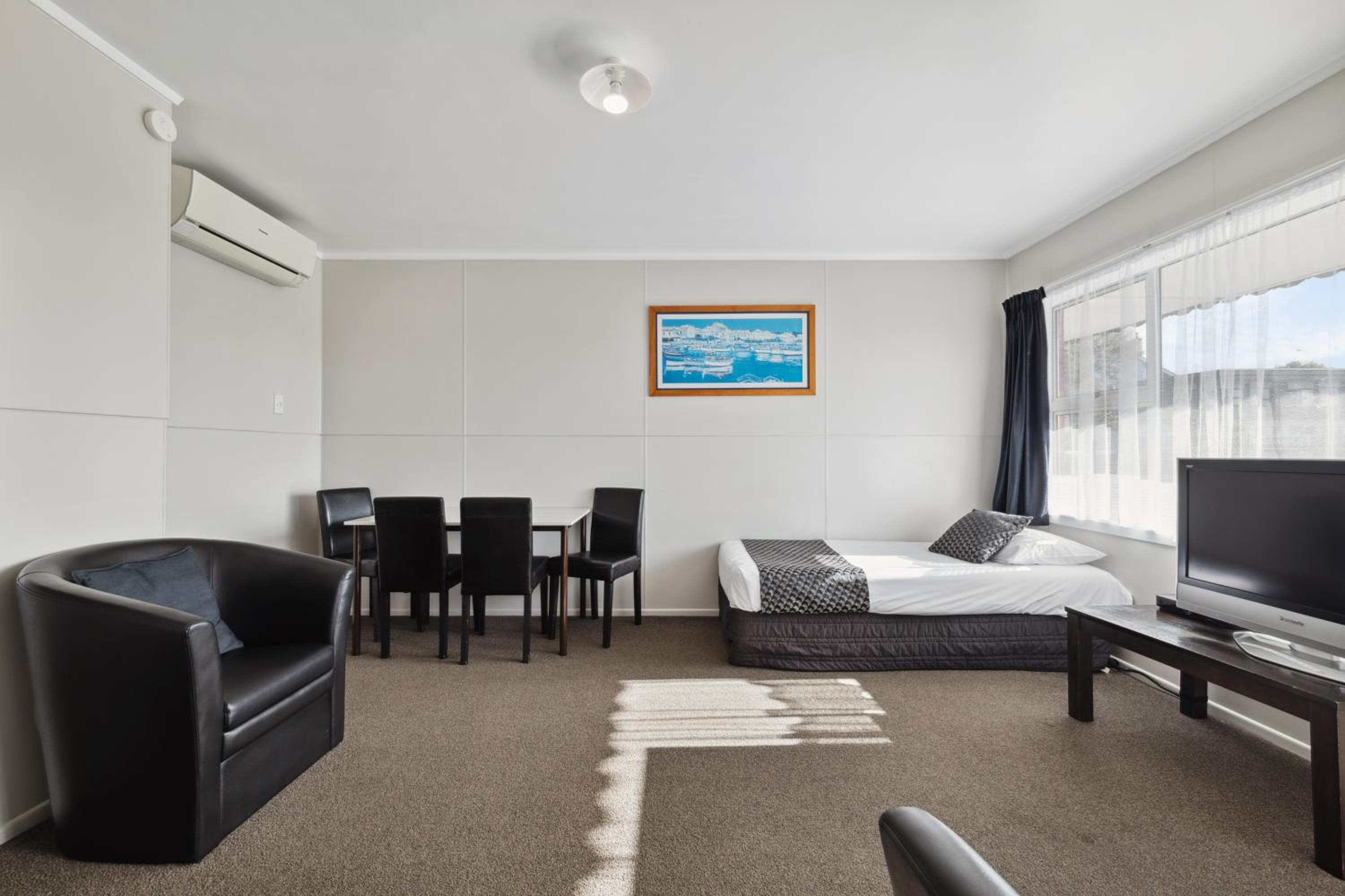 Deluxe Family Suite photo 1