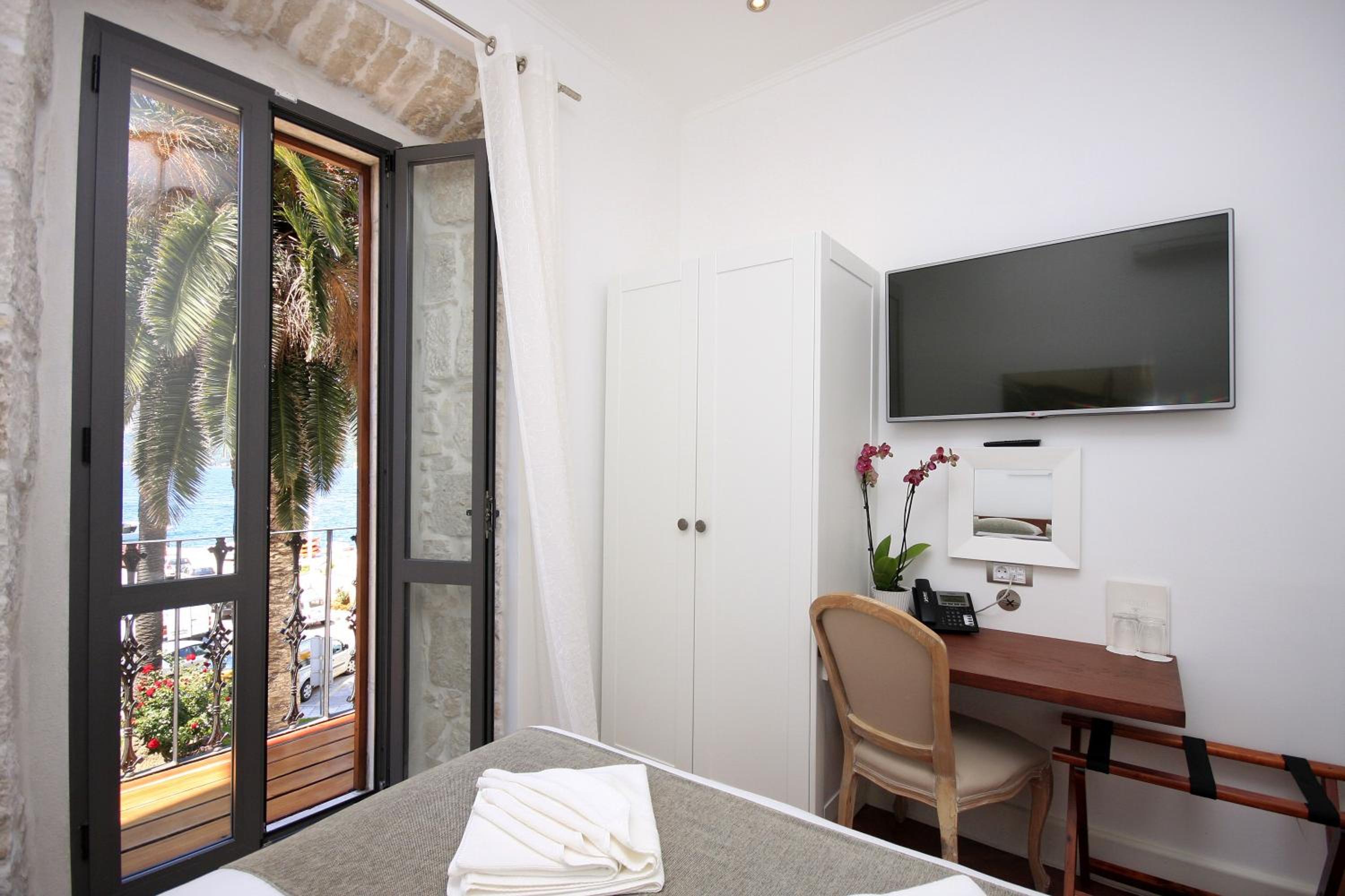 Double Room with Balcony and Sea View - Photo 19