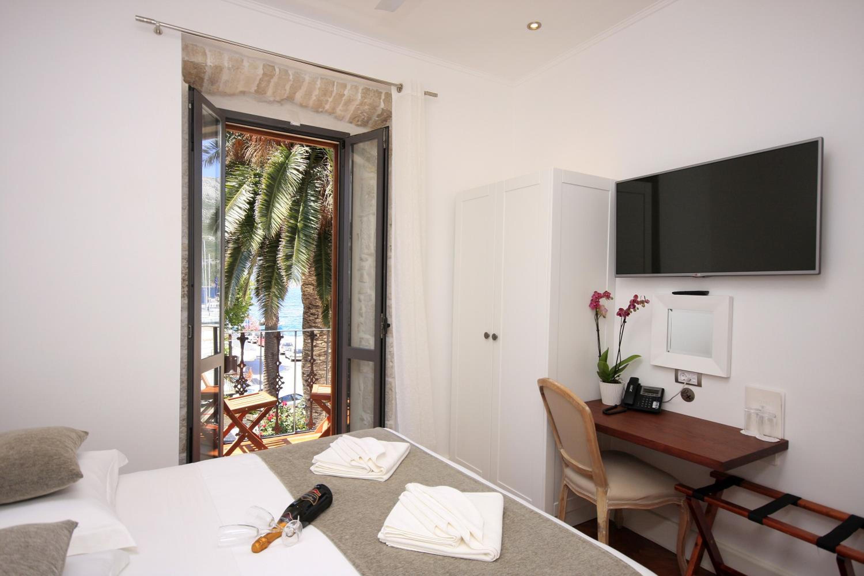 Double Room with Balcony and Sea View - Photo 20