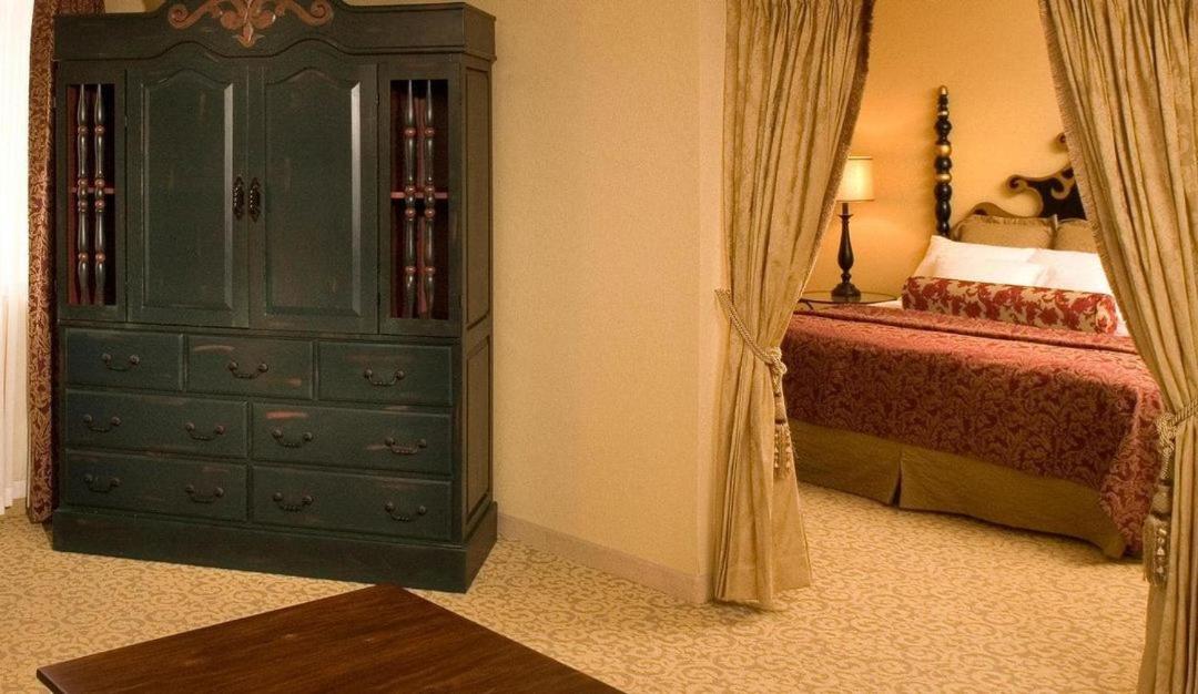 Suite - Photo 1