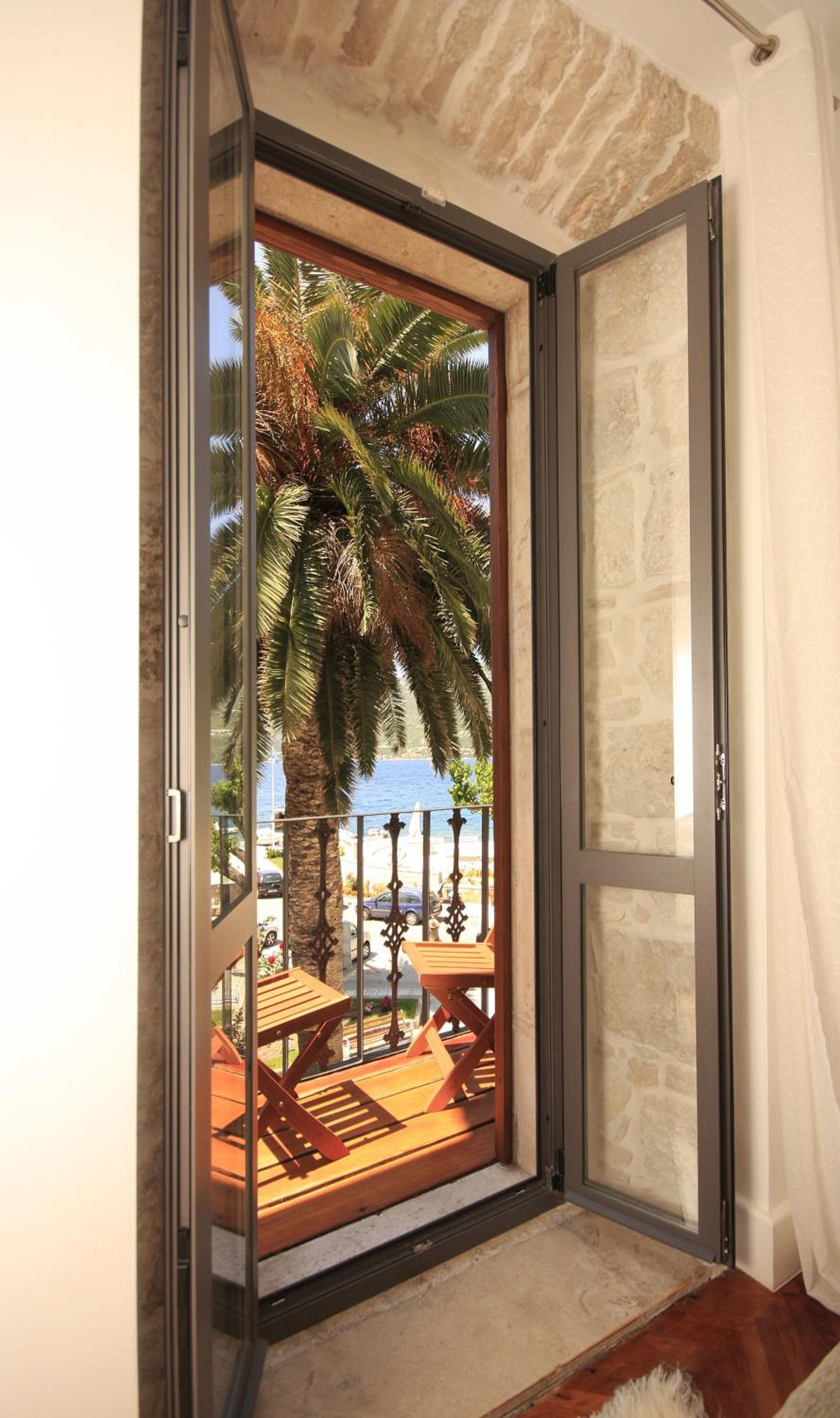 Double Room with Balcony and Sea View - Photo 9