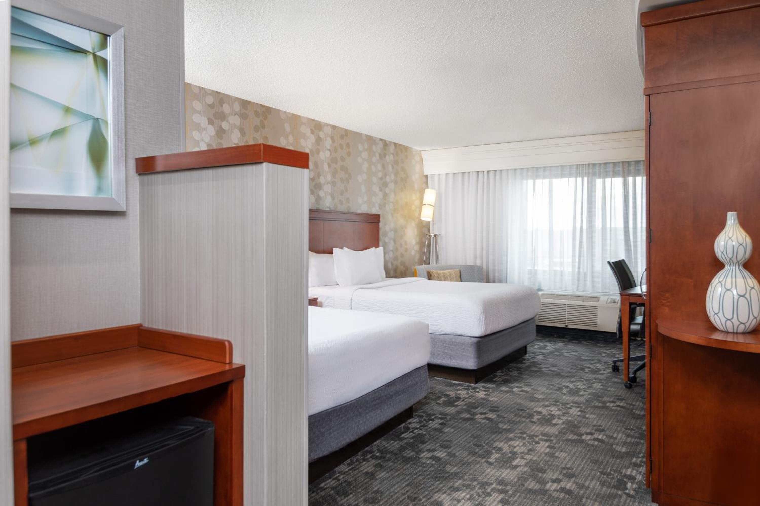 Queen Room with Two Queen Beds - Photo 2