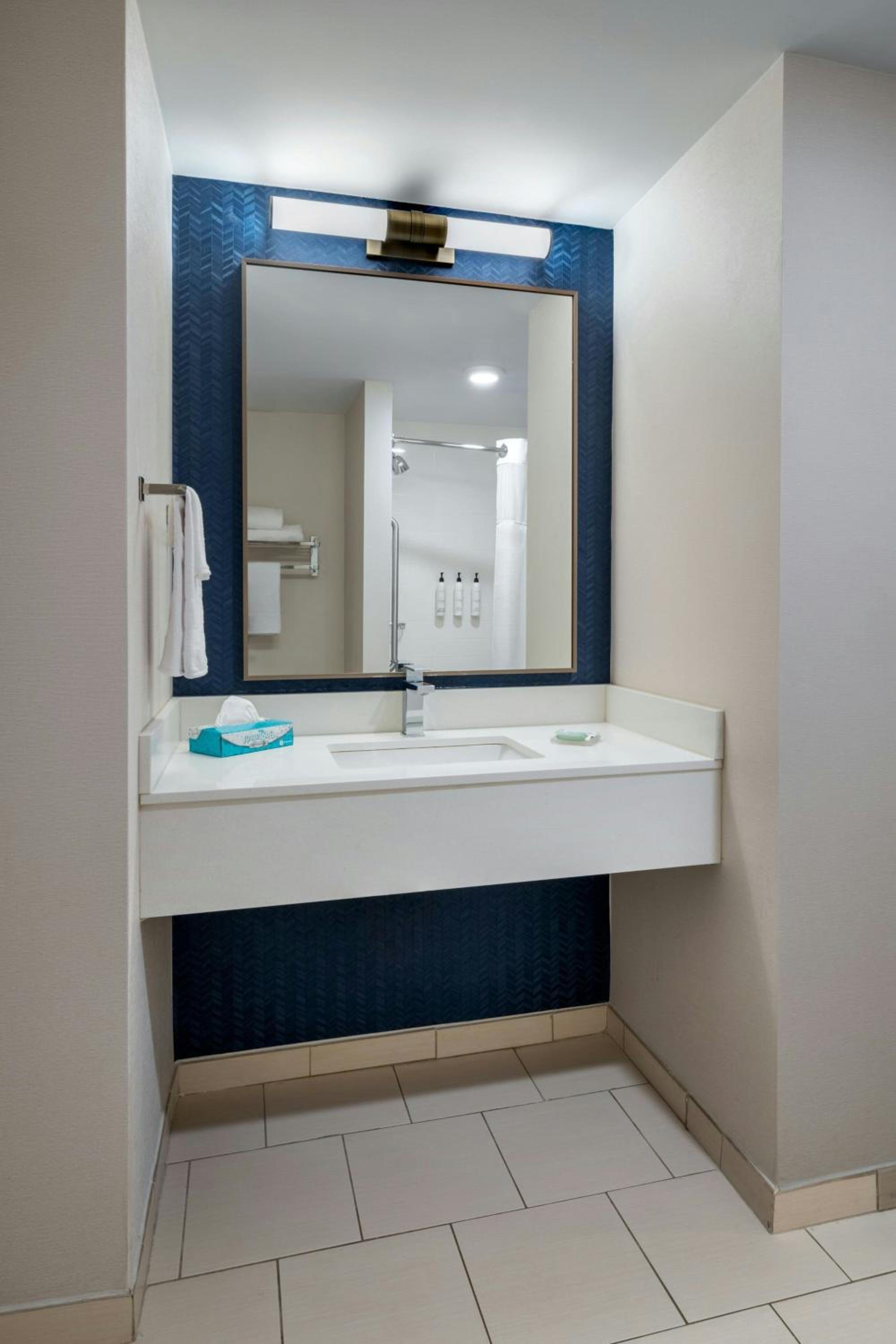 High Floor King Guest Room with Tub - Mobility Accessible