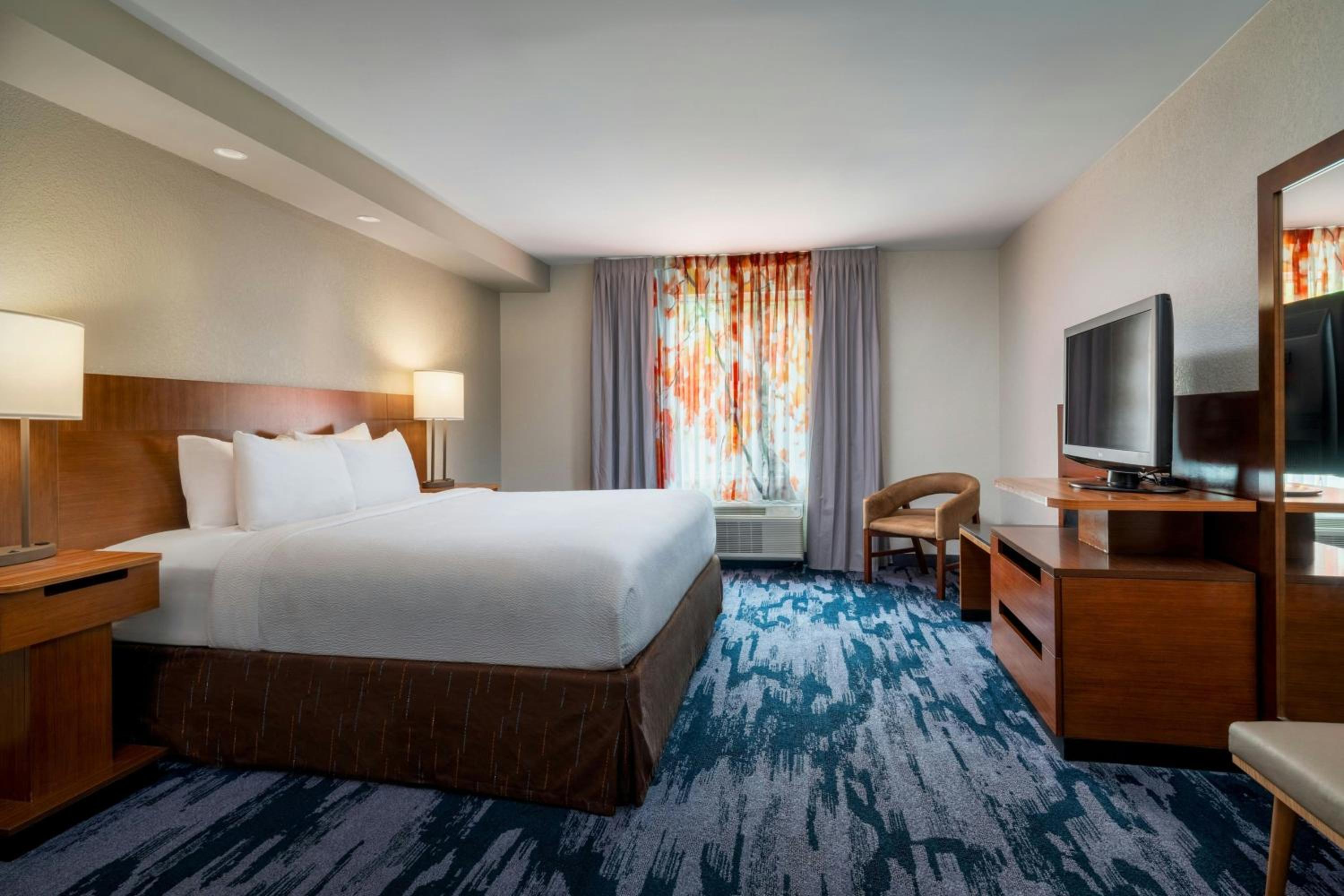 King Guest Room with Tub - Mobility Accessible