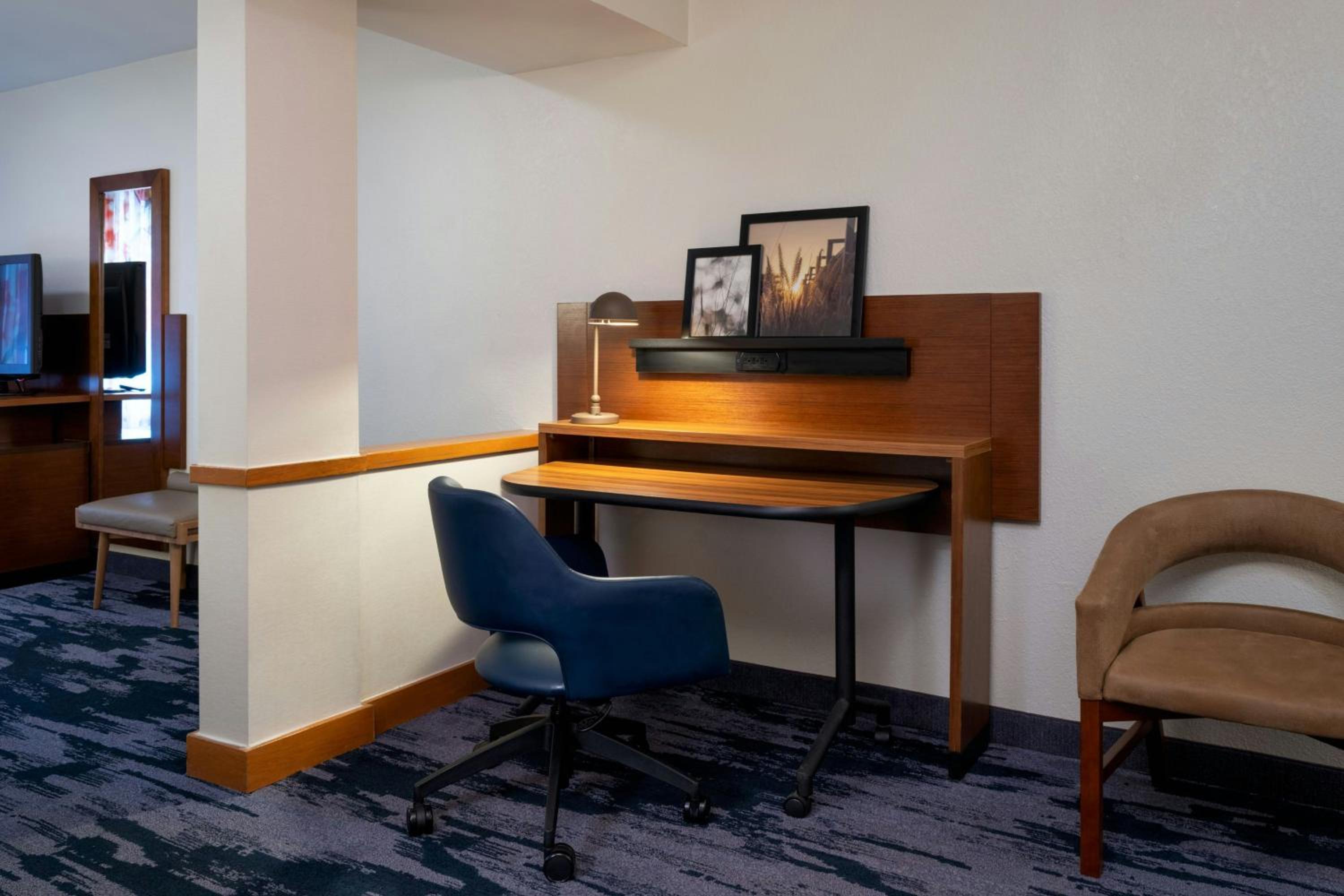 King Guest Room with Tub - Mobility Accessible