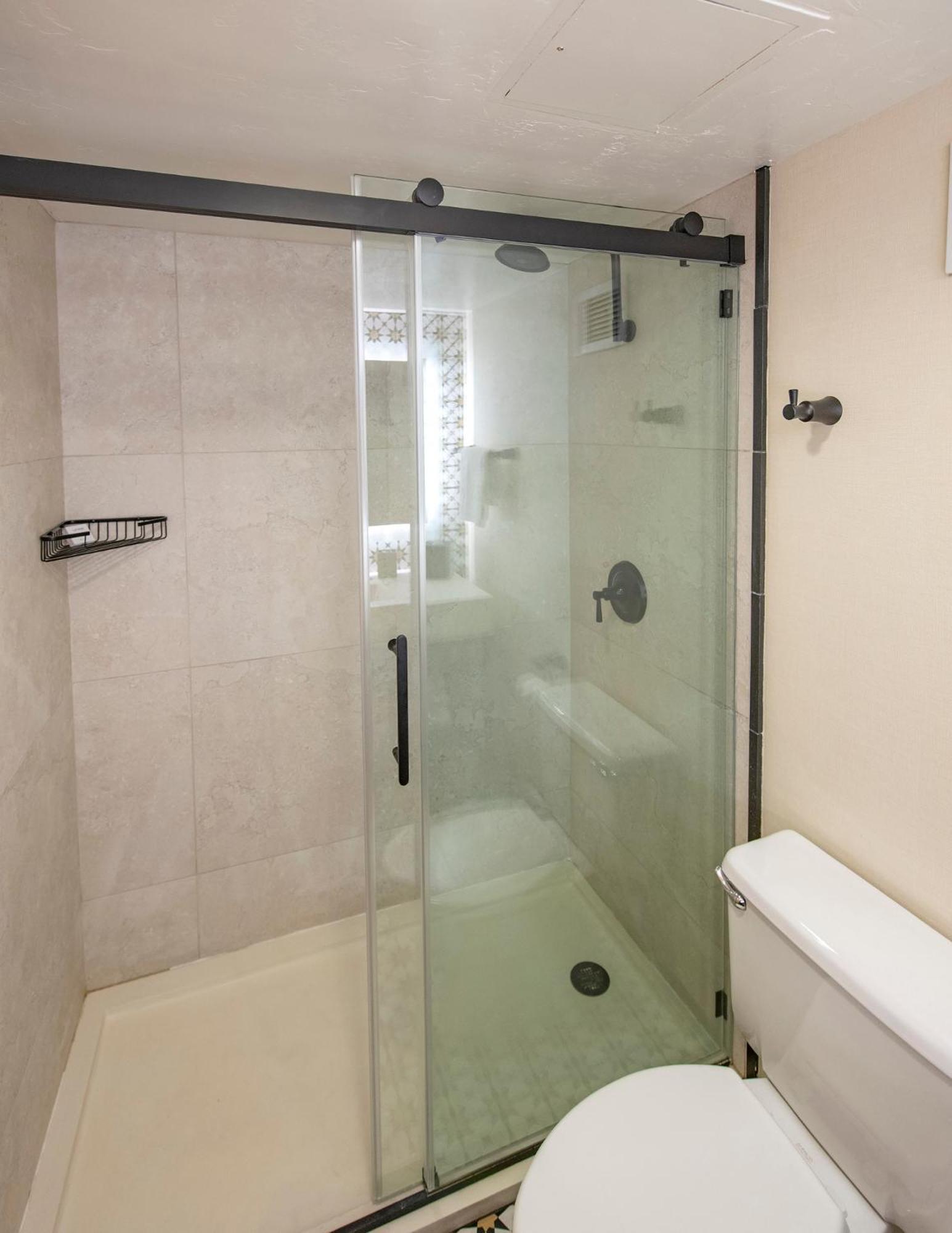 Suite - Photo 3