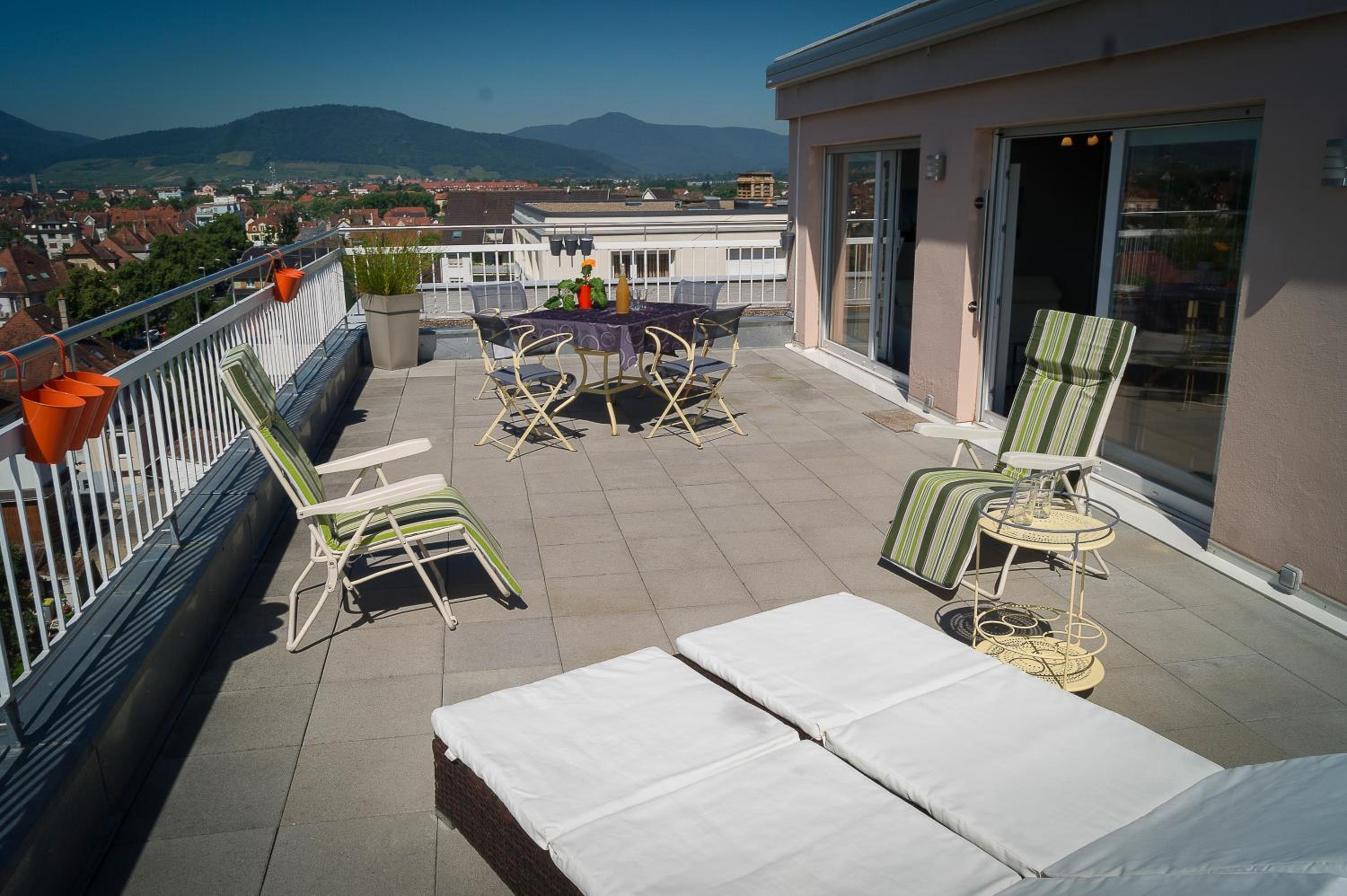 Apartment with Mountain View - Photo 12
