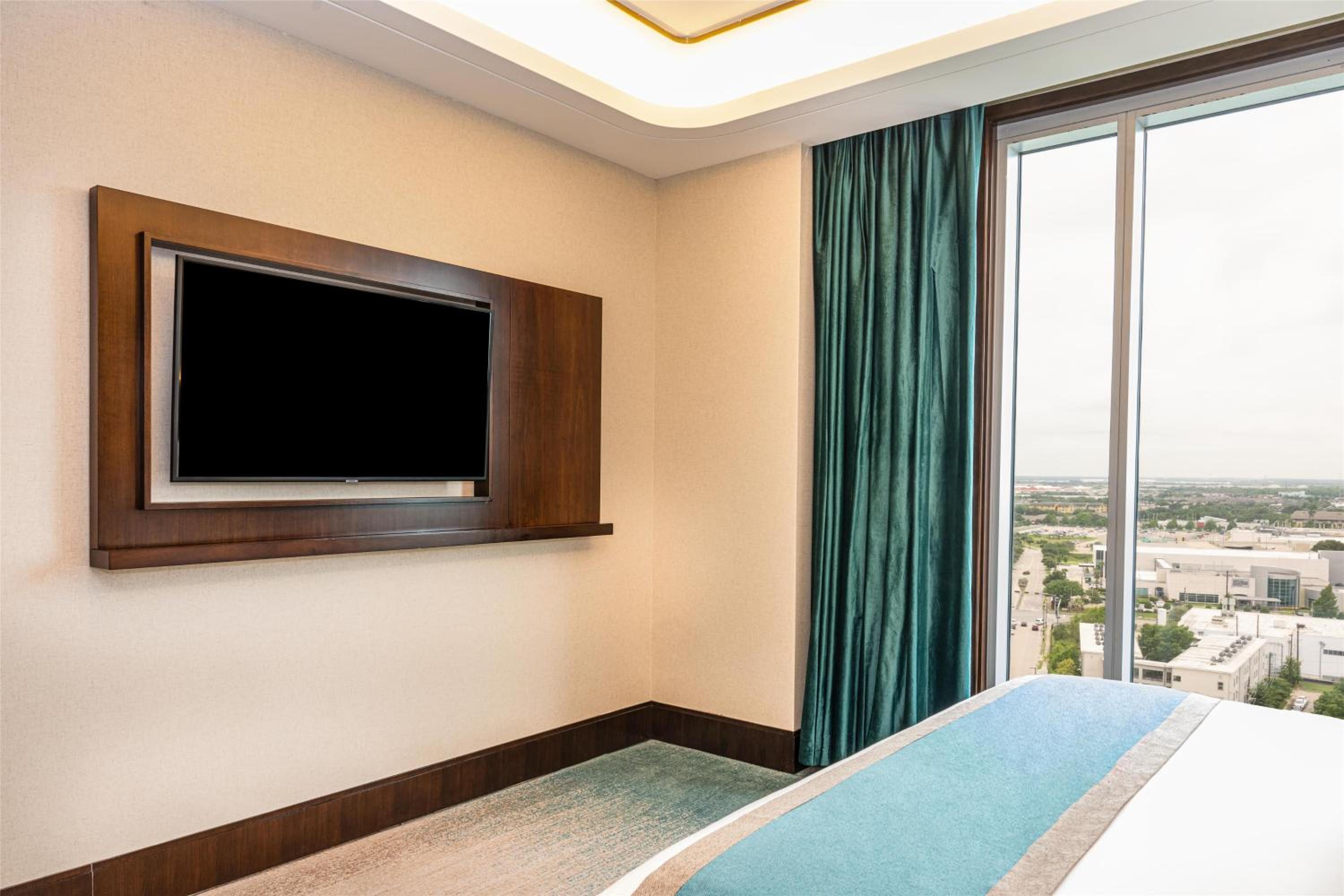 One-Bedroom Corner Suite with Two Queen Beds - Photo 2