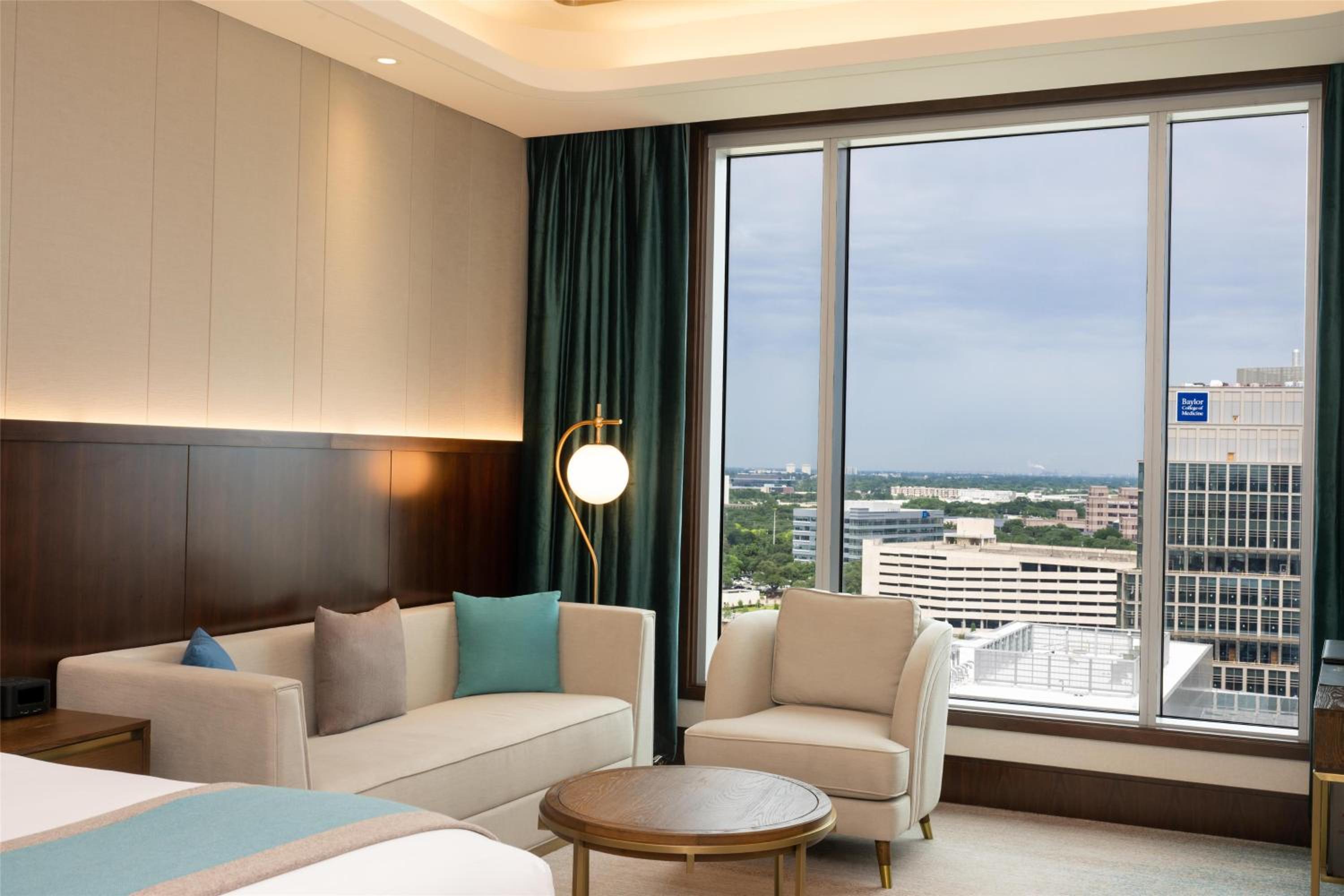 Deluxe One-Bedroom Suite with One King Bed - Photo 3