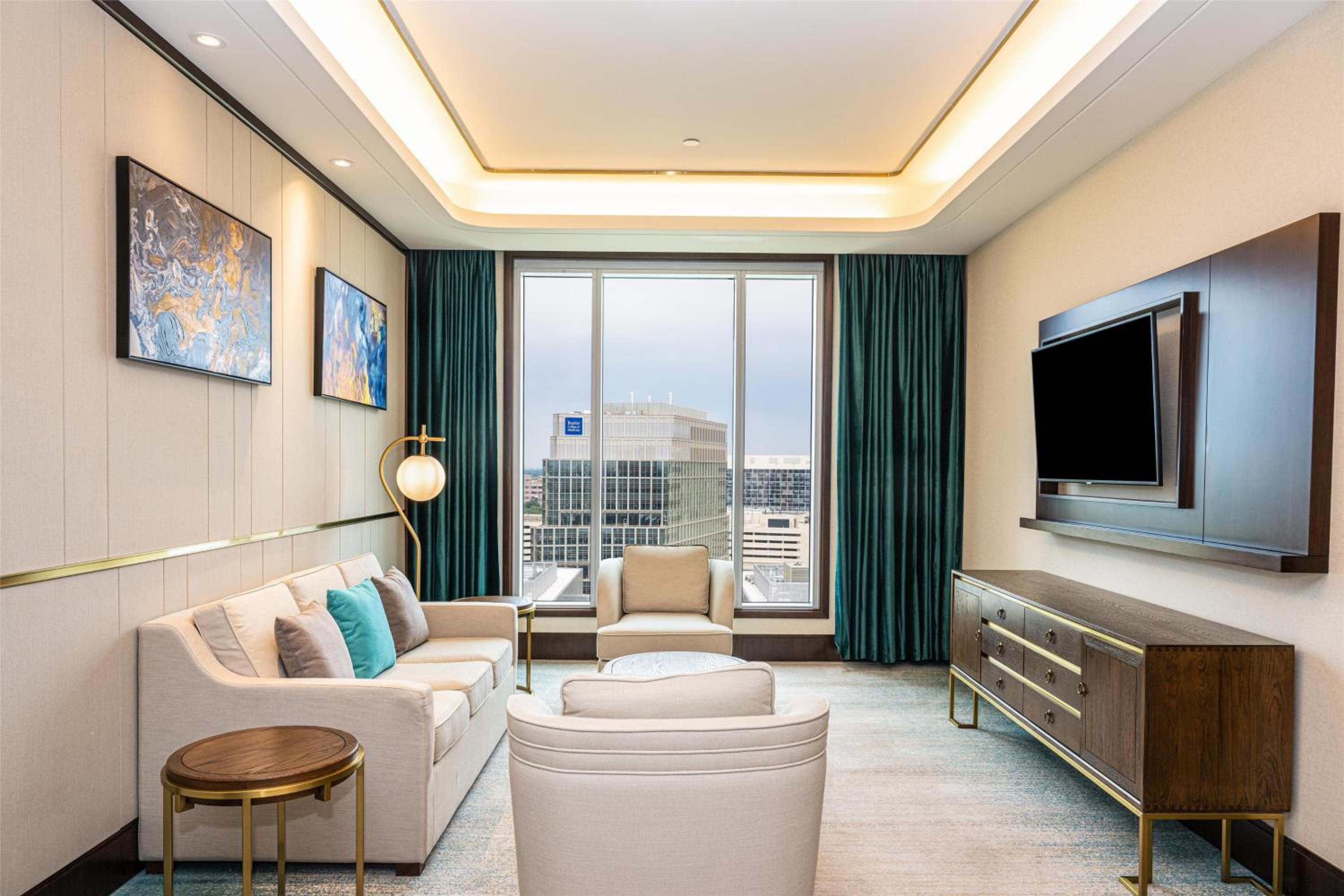 One-Bedroom Corner Suite with One King Bed and Roll-in Shower - Mobility Accessible - Photo 4