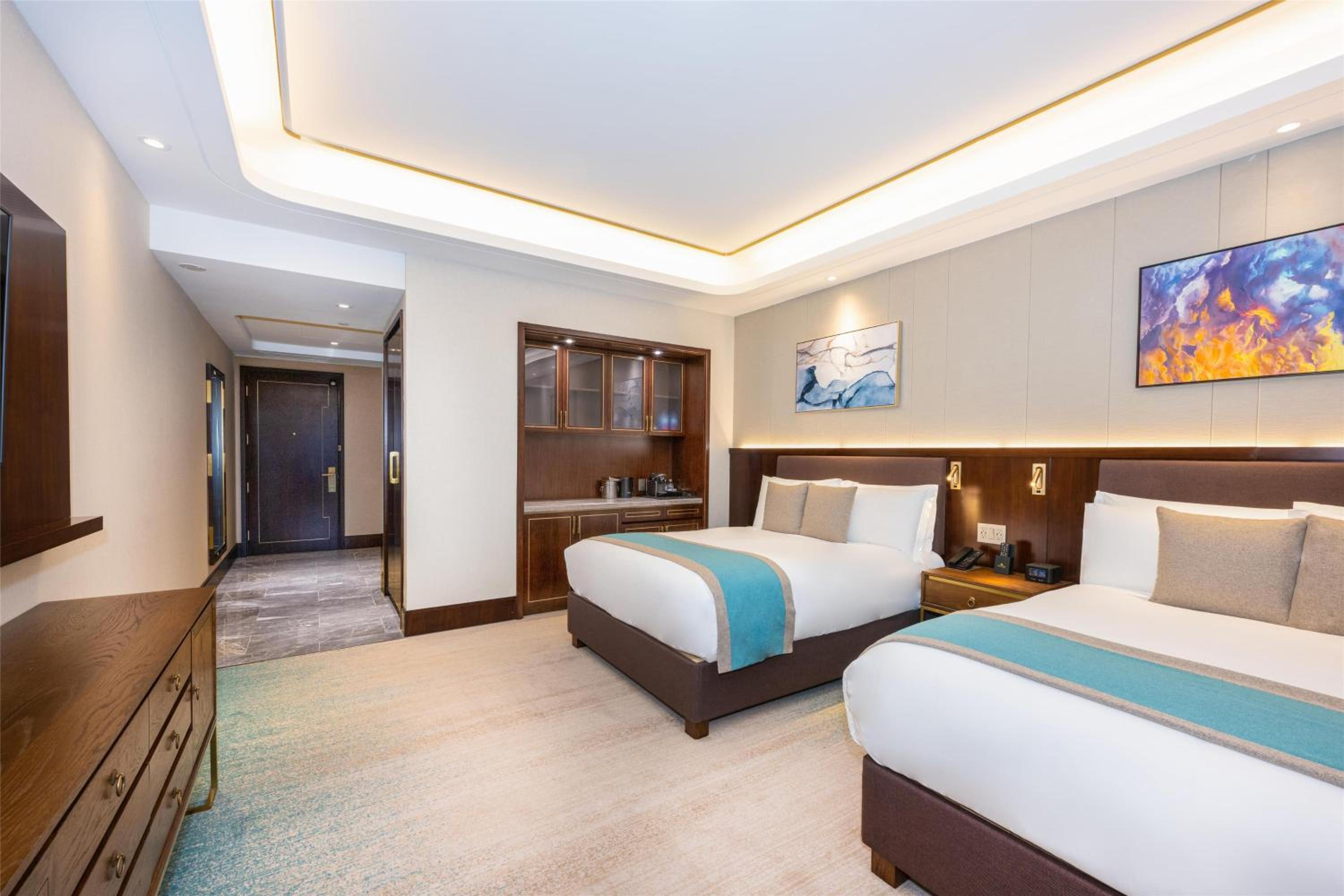 Deluxe Studio with Two Queen Beds and Bath Tub - Mobility and Hearing Accessible - Photo 5