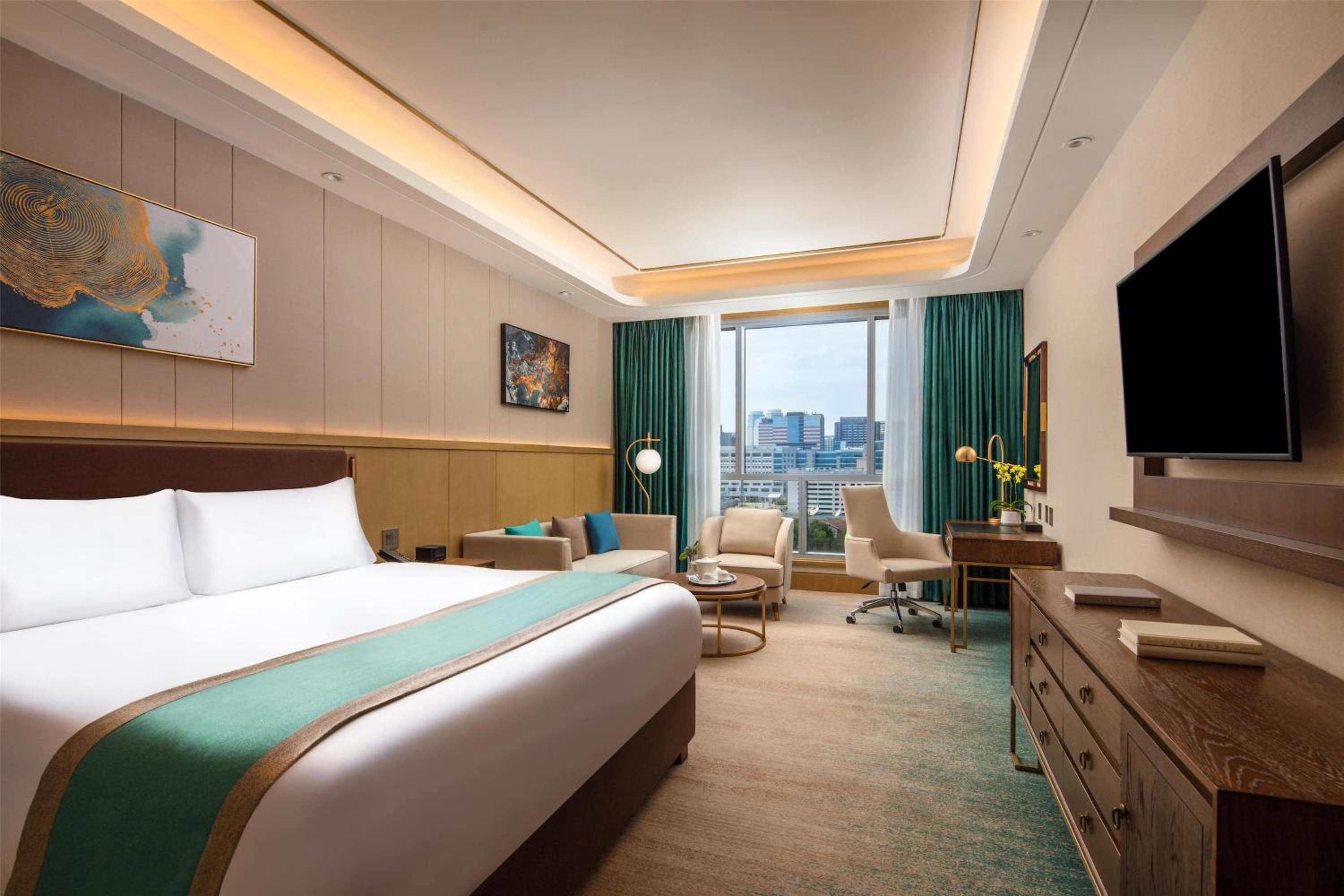 Deluxe One-Bedroom Suite with One King Bed - Photo 5
