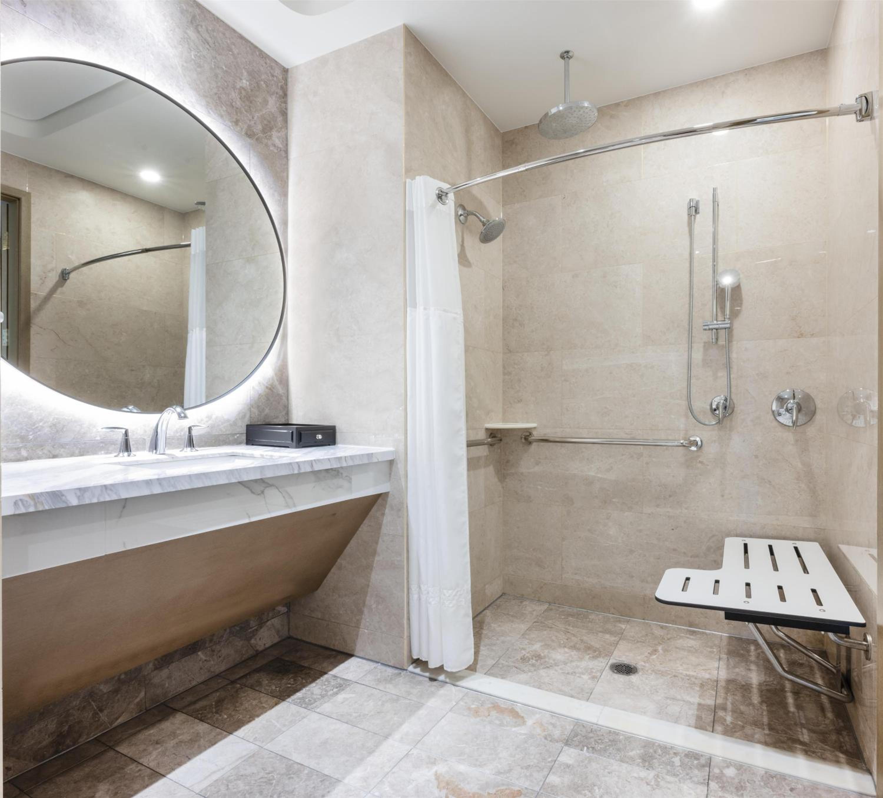 One-Bedroom Corner Suite with One King Bed and Roll-in Shower - Mobility Accessible - Photo 5