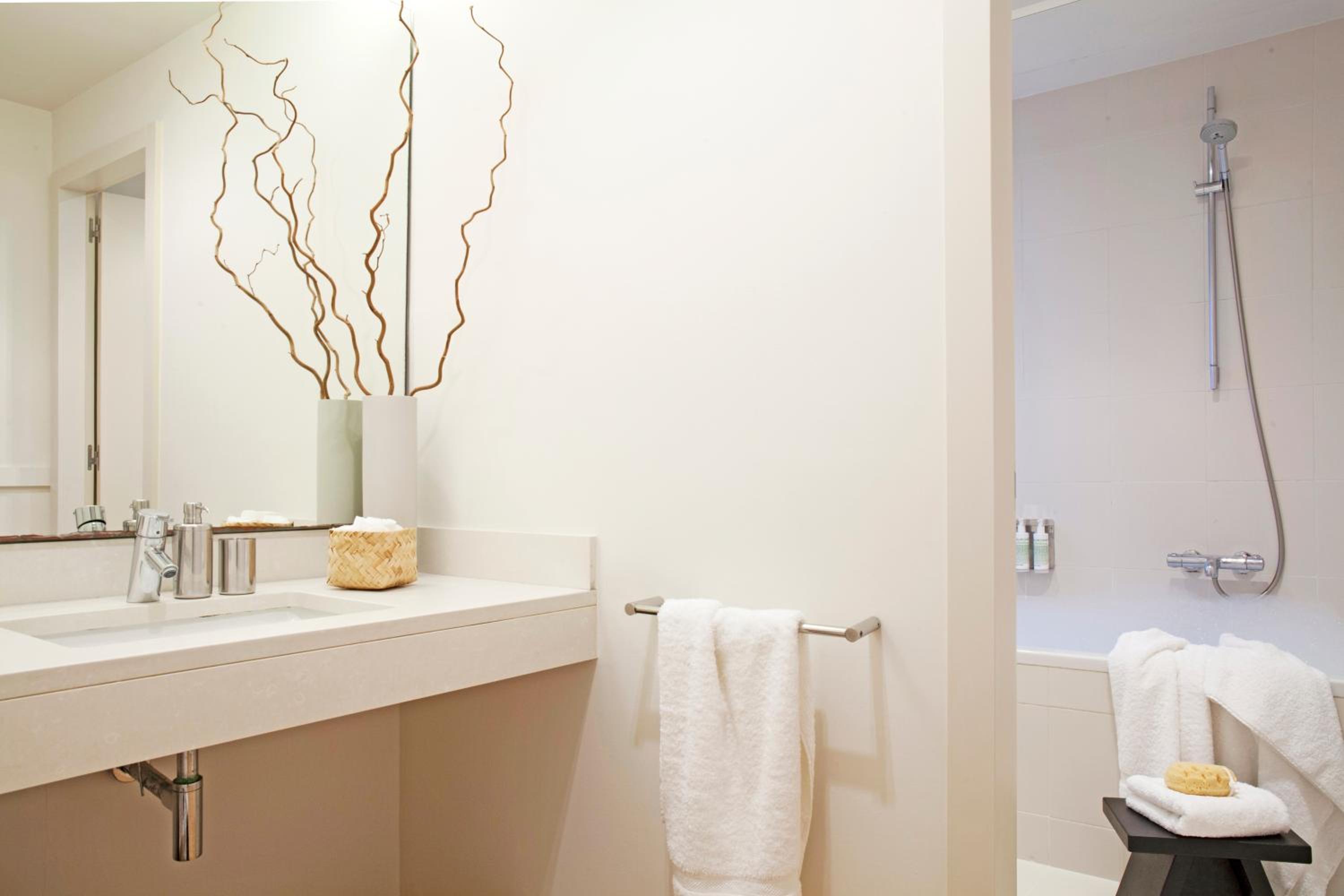 One-Bedroom Apartment with Bathtub and Inner courtyard view (II) photo 2