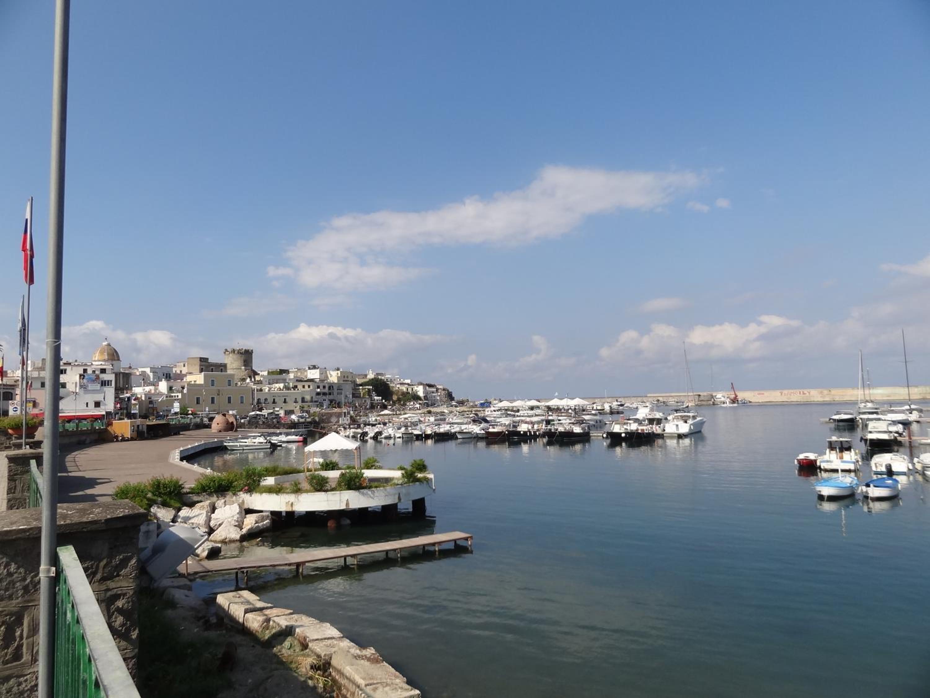 Apartment with Sea View - Photo 5