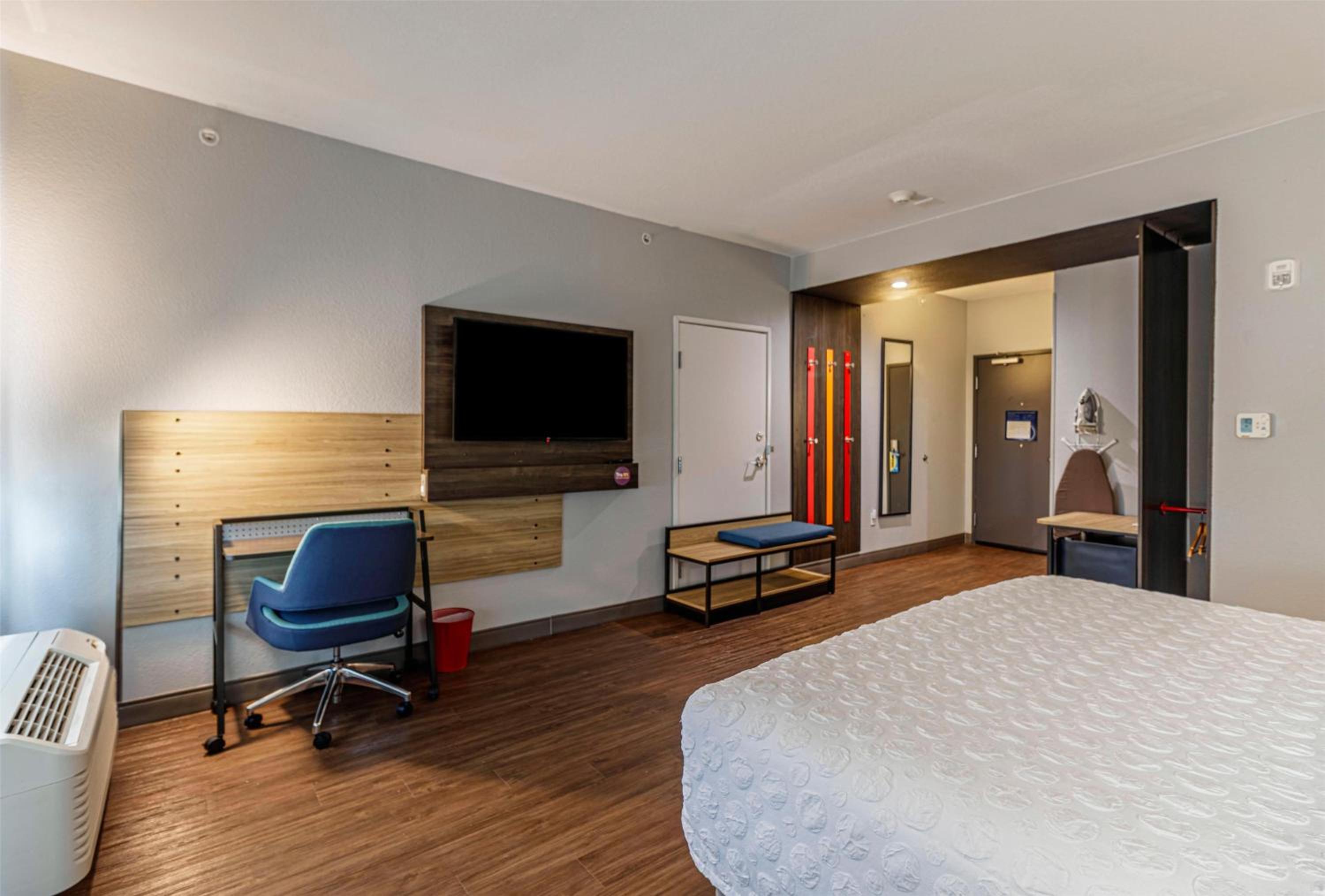 King Room With Walk-In Shower - Photo 4