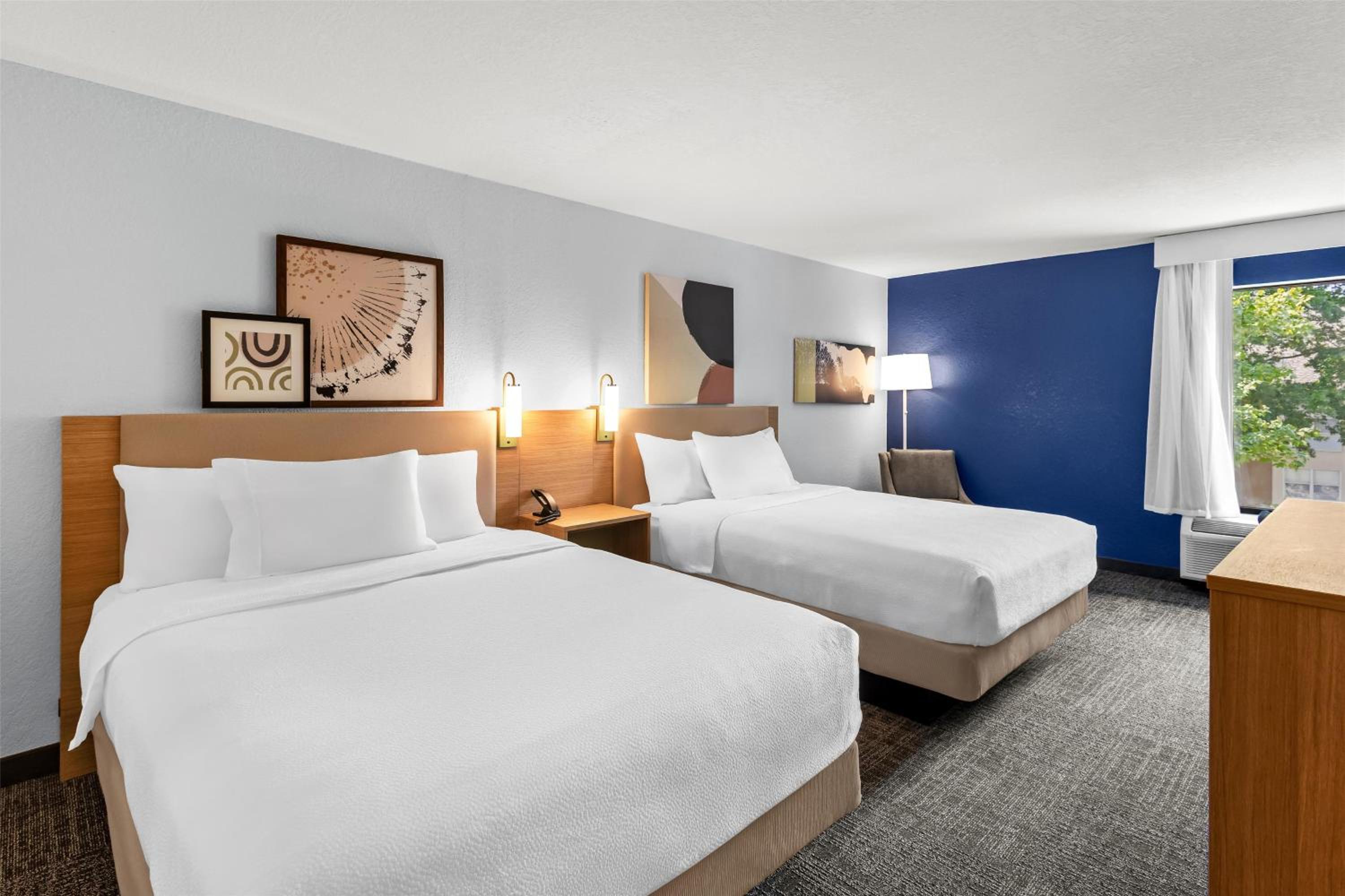 Queen Room with Two Queen Beds - Photo 2