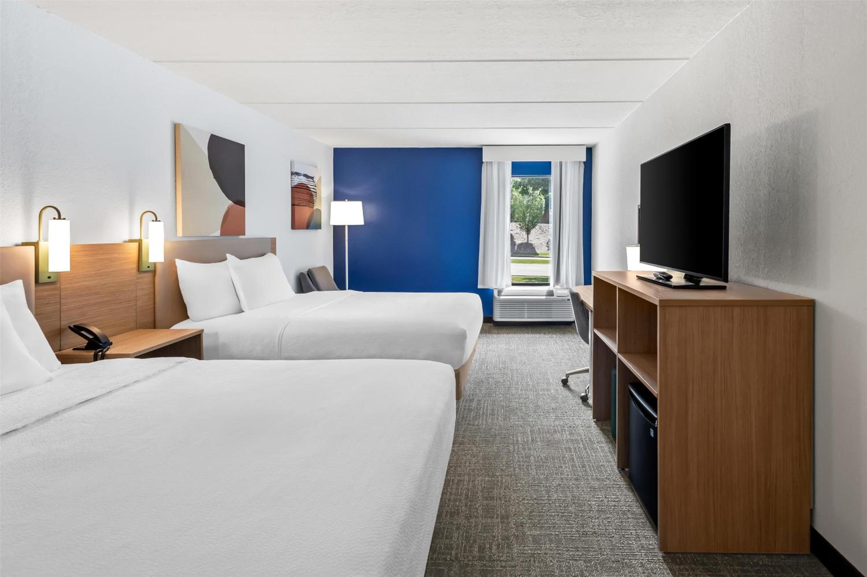 Queen Room with Two Queen Beds - Photo 4
