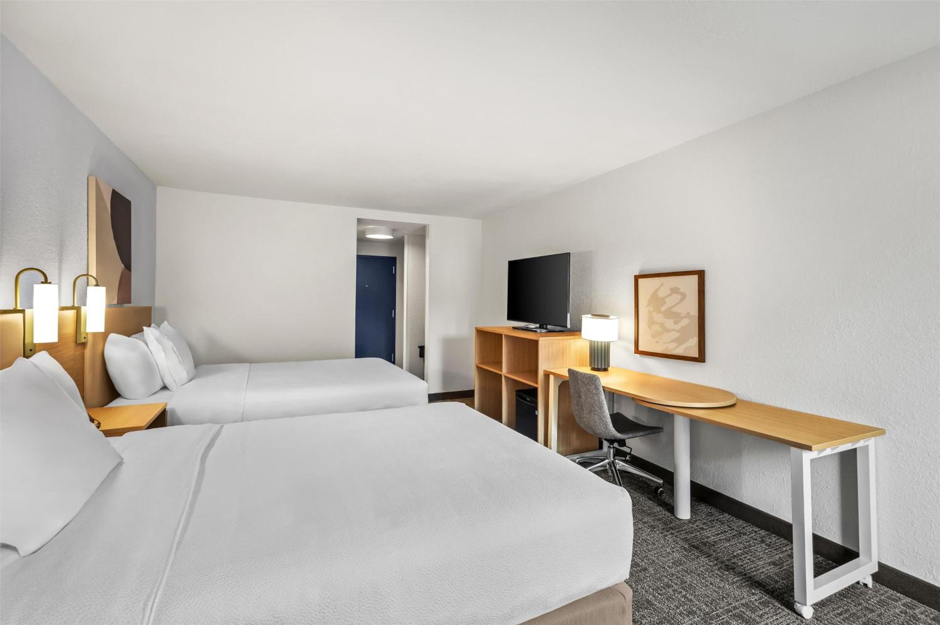 Queen Room with Two Queen Beds - Photo 6