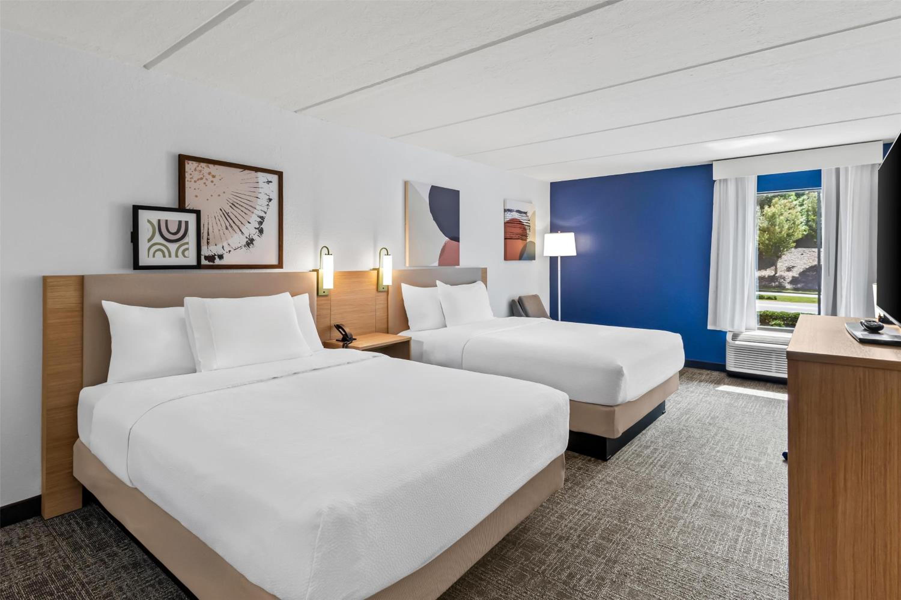 Queen Room with Two Queen Beds - Photo 7