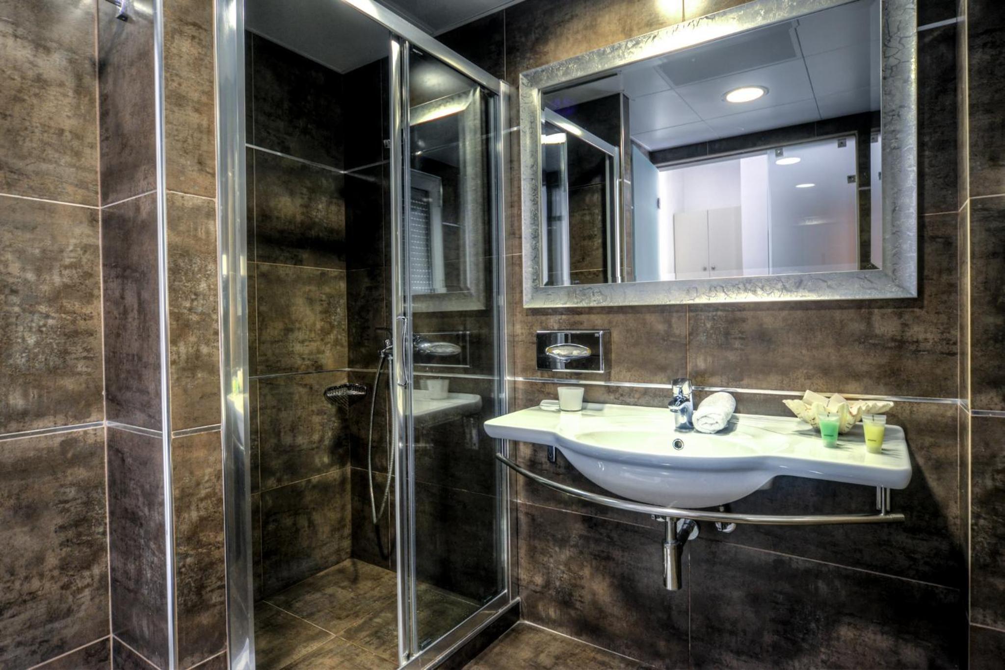 Family Suite with Garden View - Photo 11