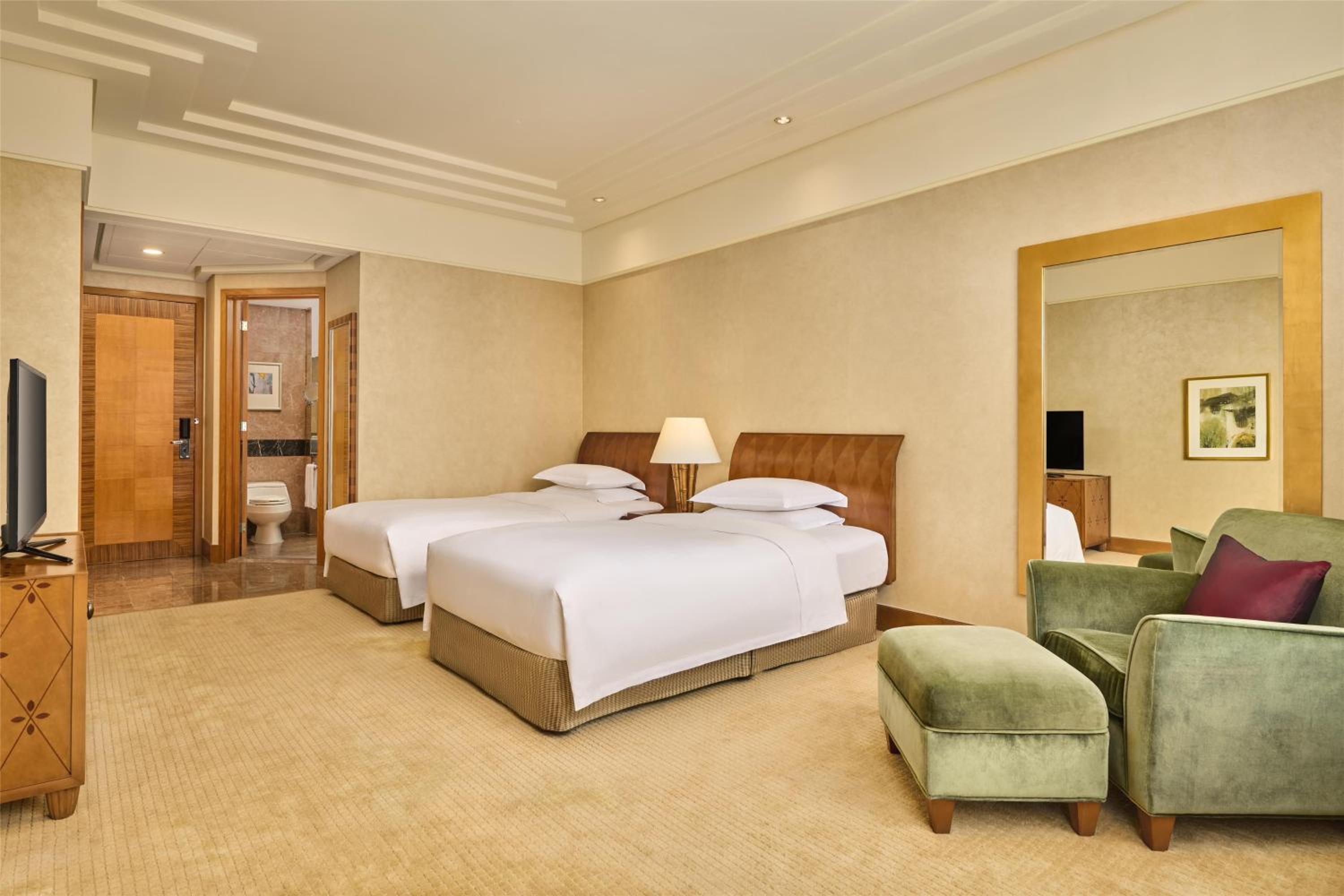 Deluxe Twin Room with City View - Photo 7