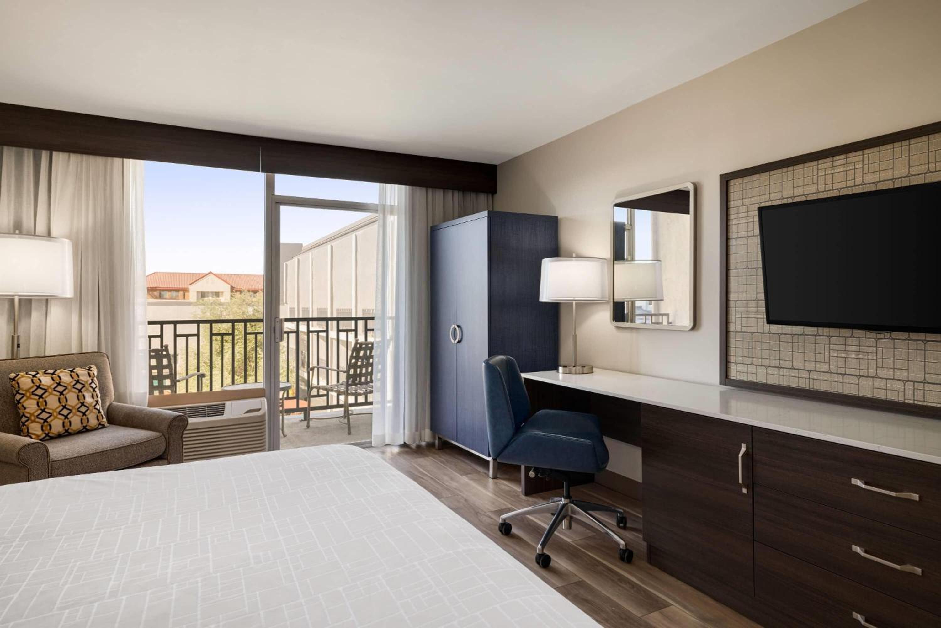 King Room with Pool View - Non-Smoking - Photo 2
