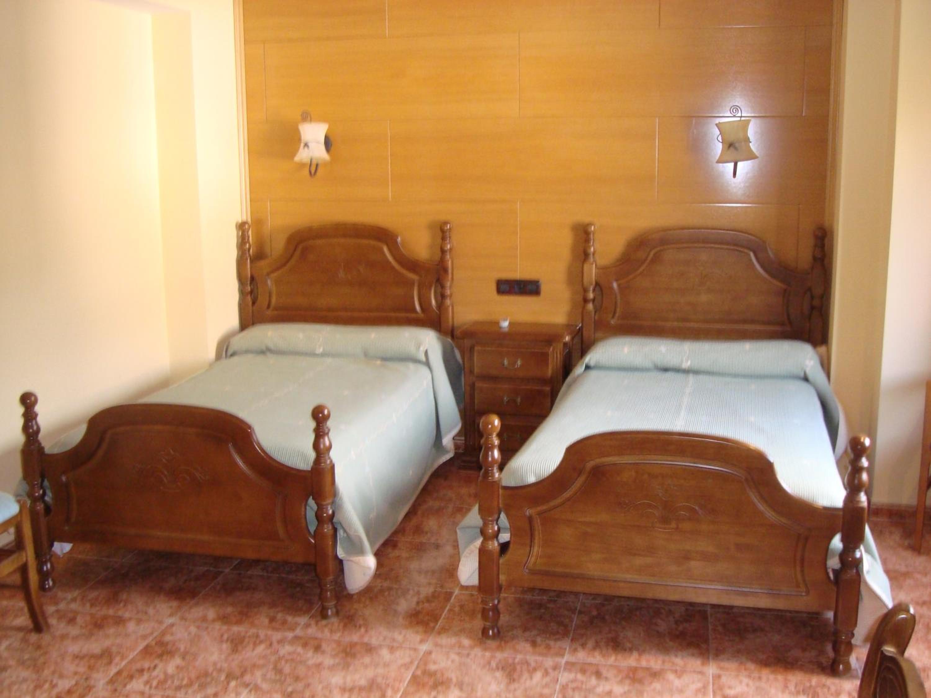 Twin Room - Photo 8