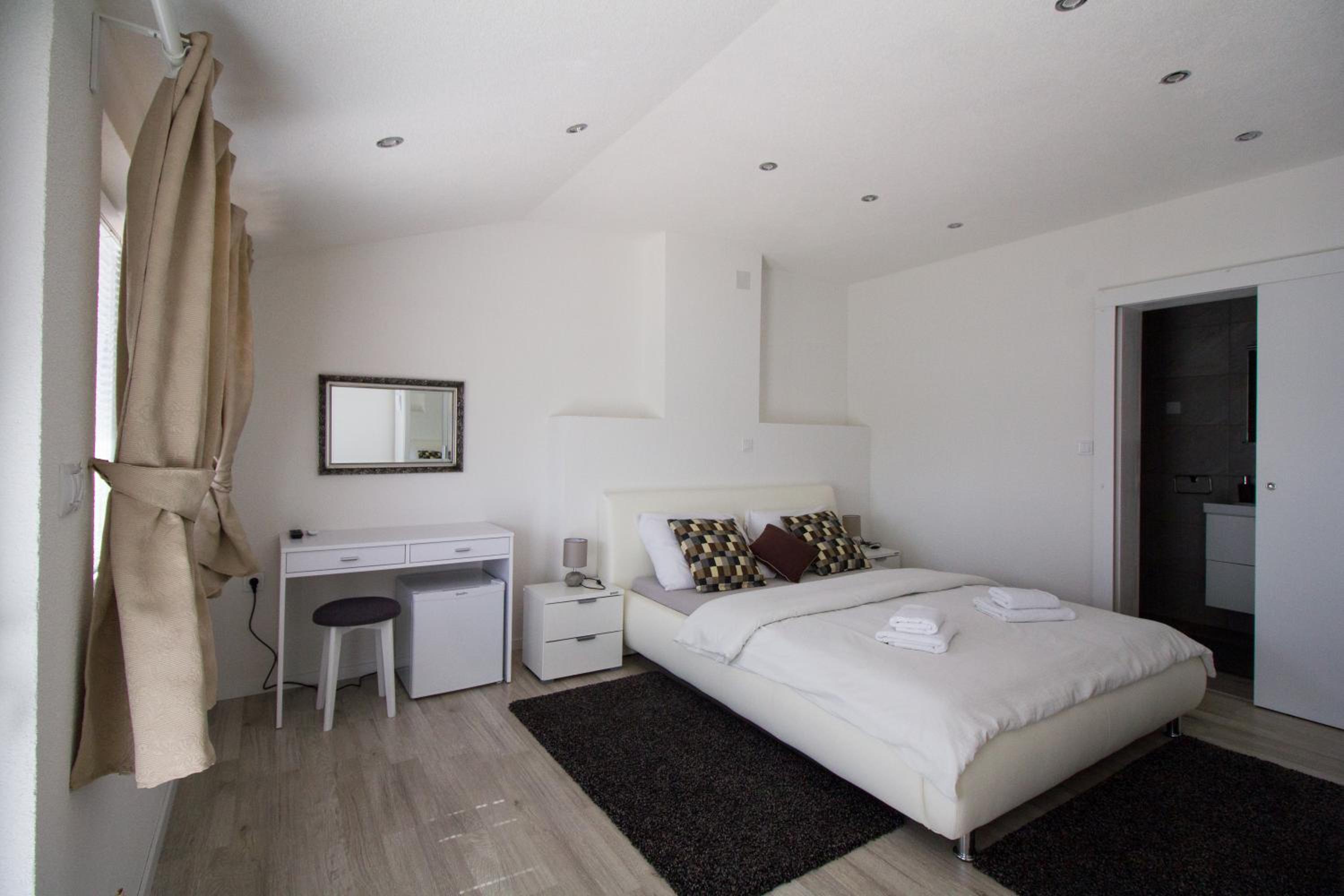 Double Room - Photo 16