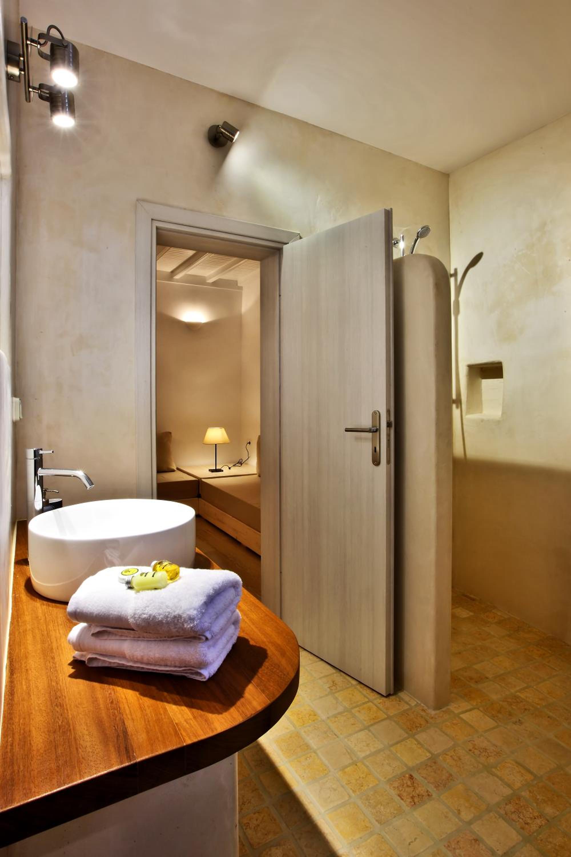 Deluxe King Suite - Photo 4