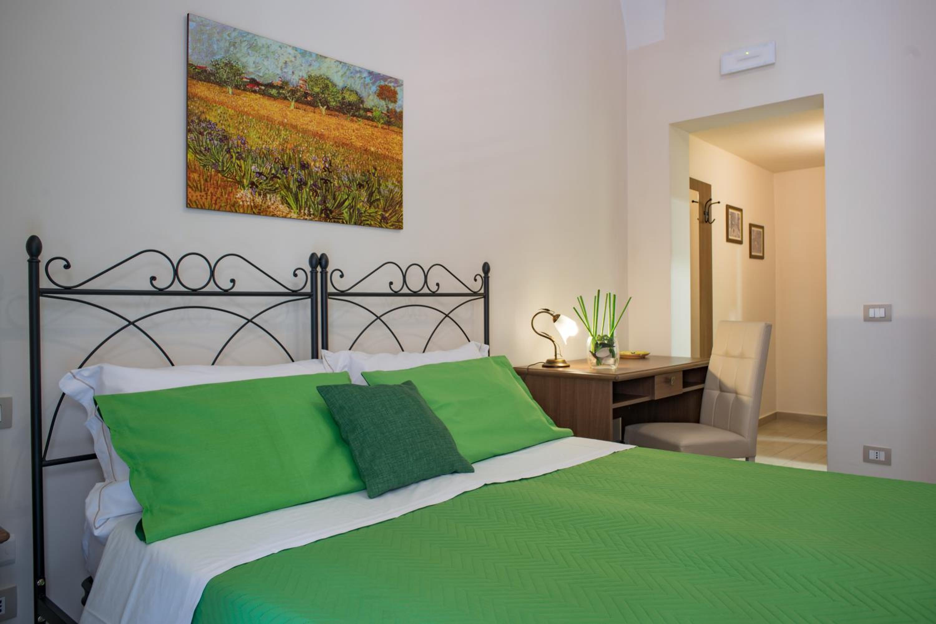 Double Room with Private Bathroom - Photo 2
