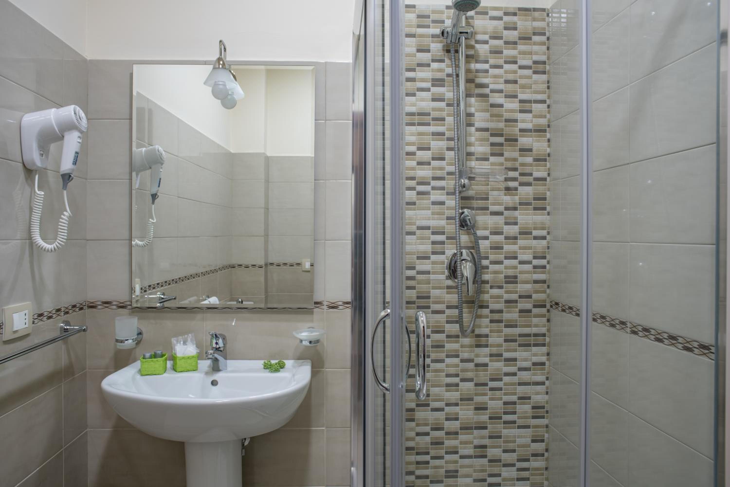 Double Room with Private Bathroom - Photo 5